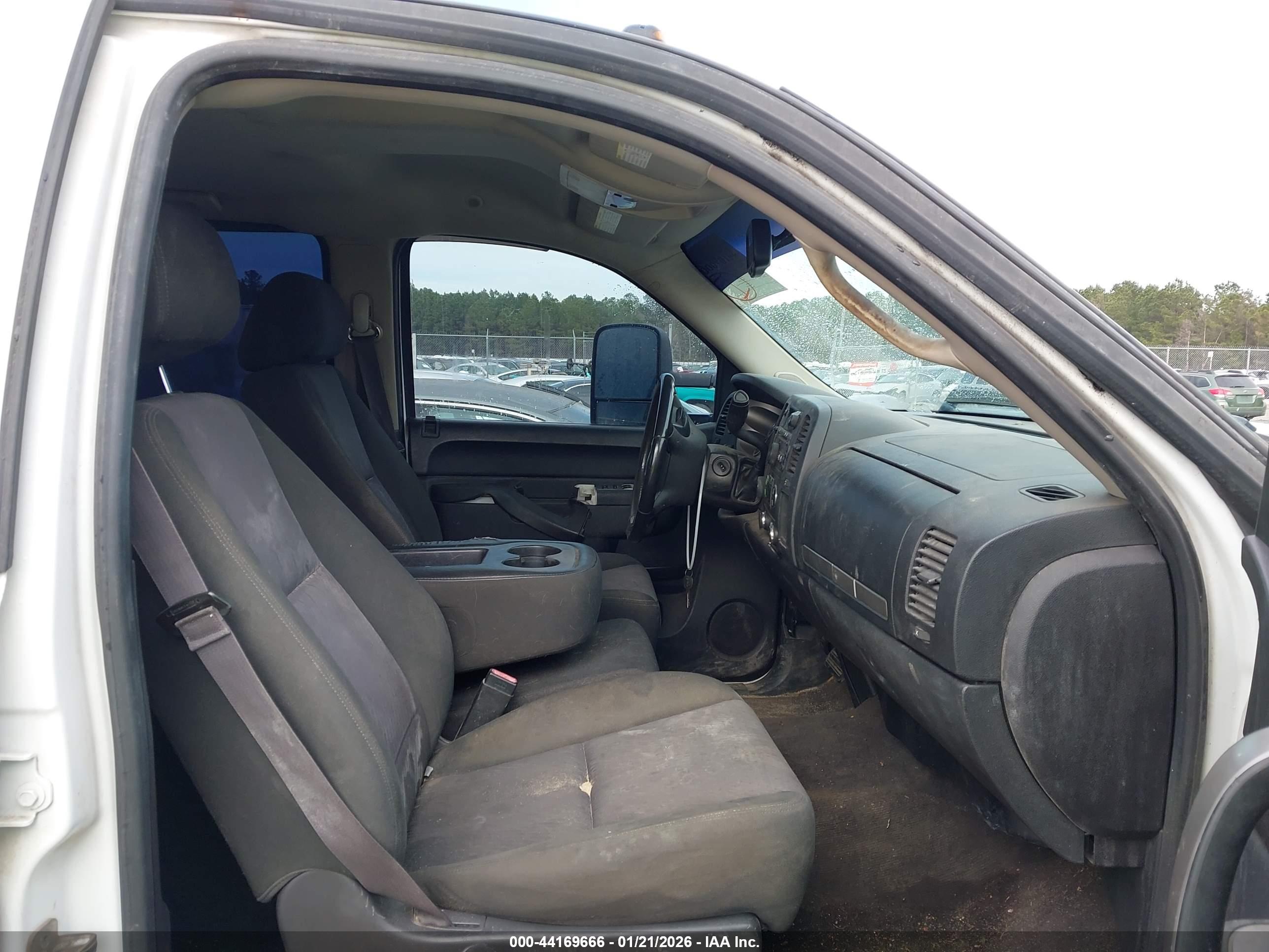 CHEVROLET SILVERADO image 8