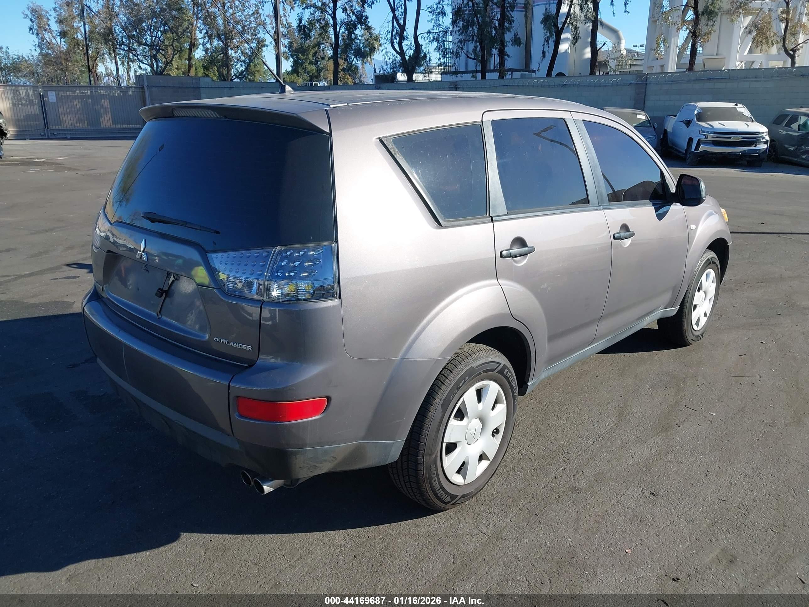 MITSUBISHI OUTLANDER image 4