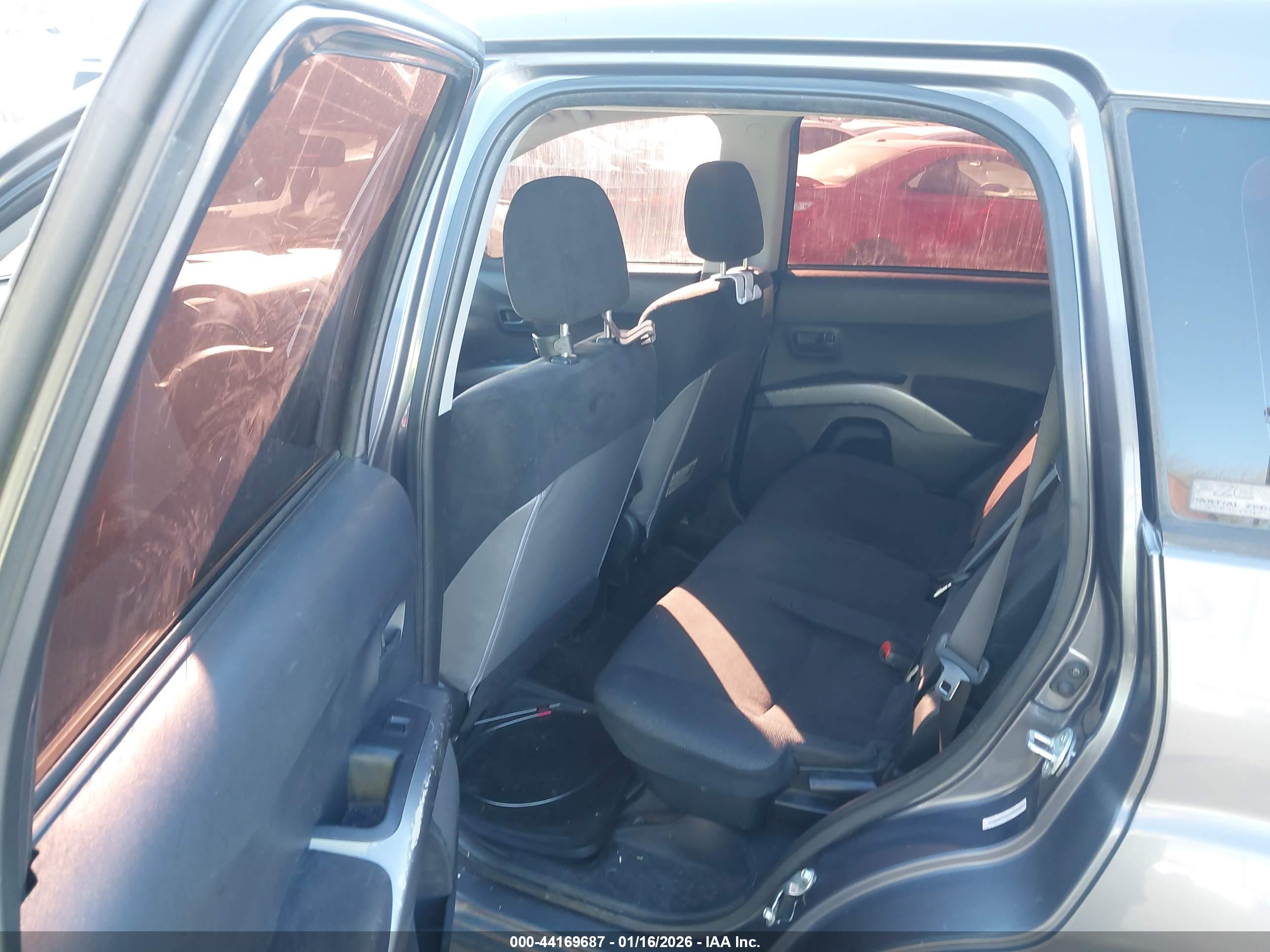 MITSUBISHI OUTLANDER image 8