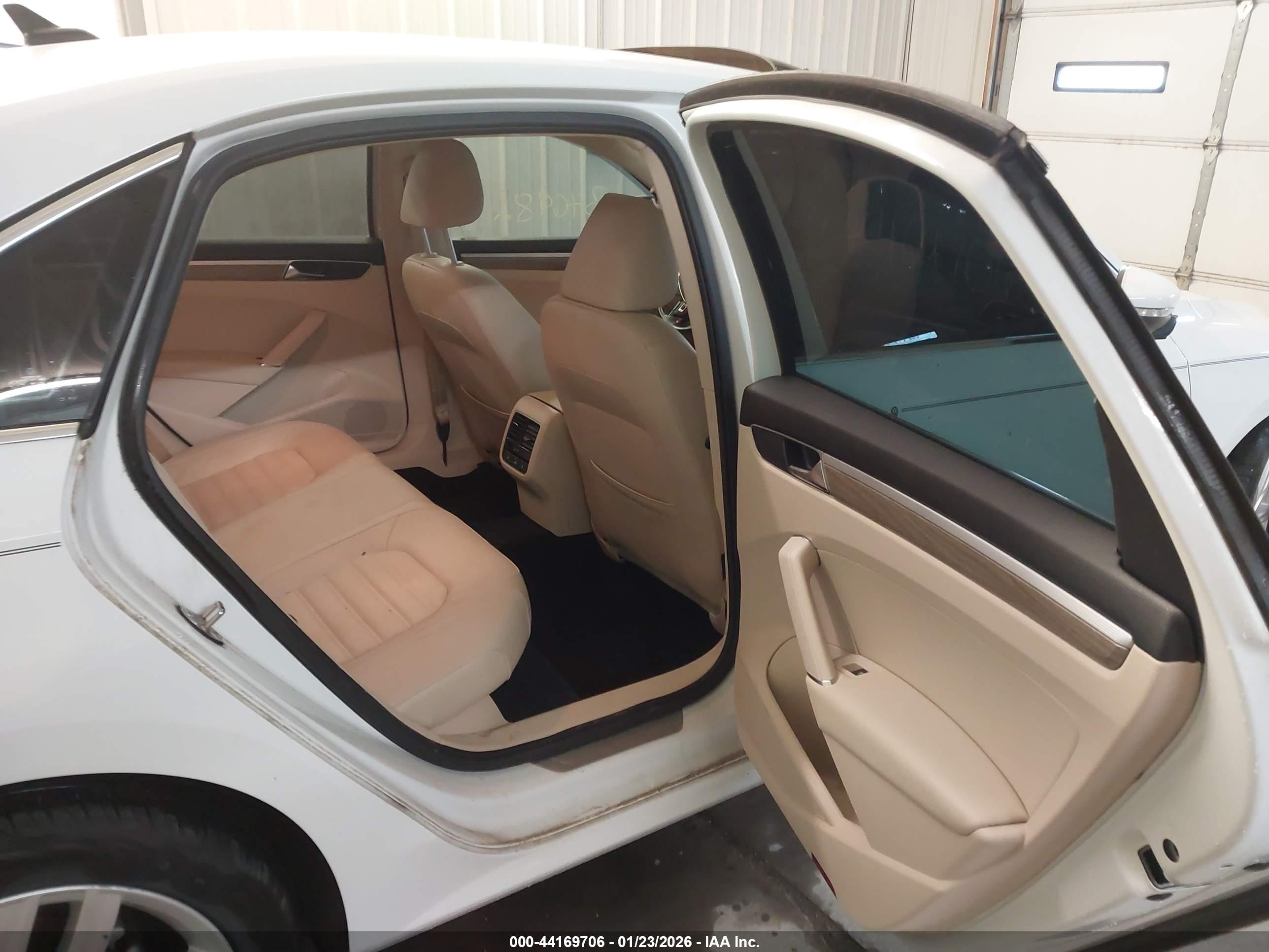 VOLKSWAGEN PASSAT image 8
