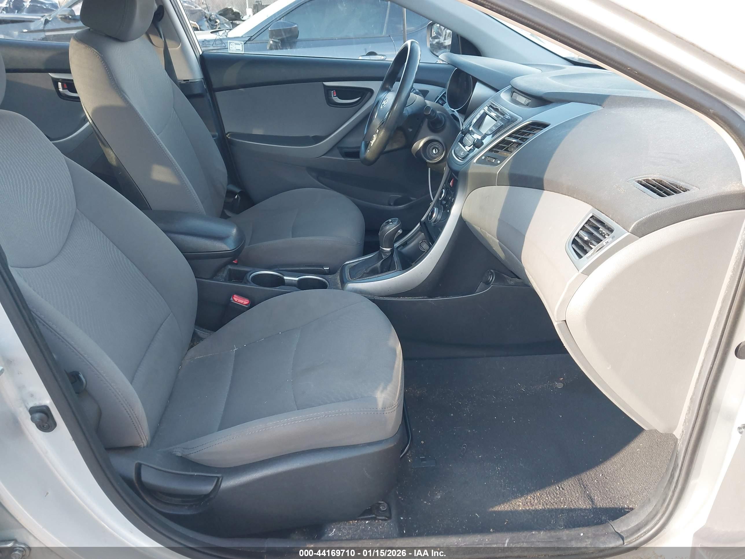 HYUNDAI ELANTRA image 5