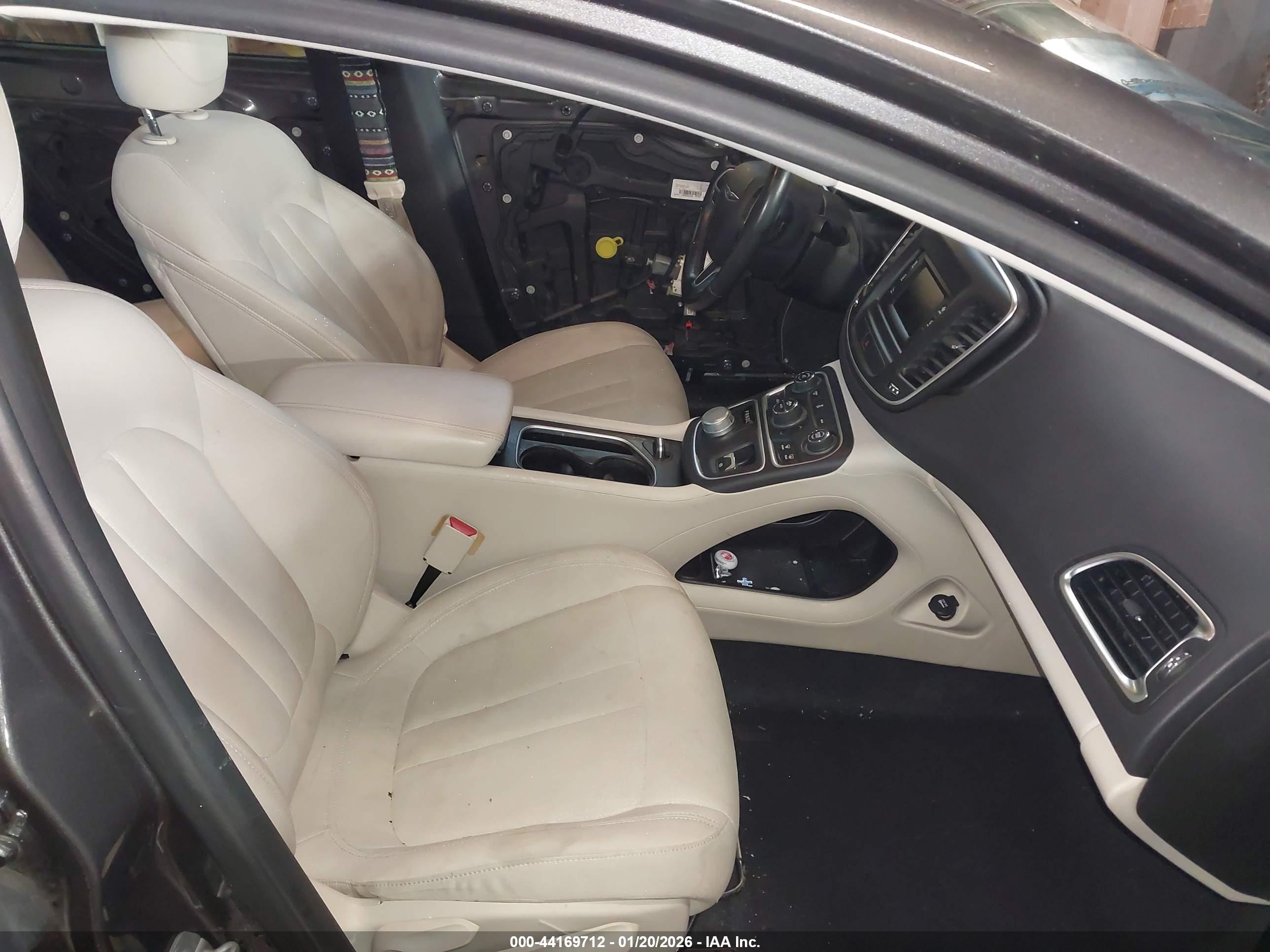 CHRYSLER 200 image 5