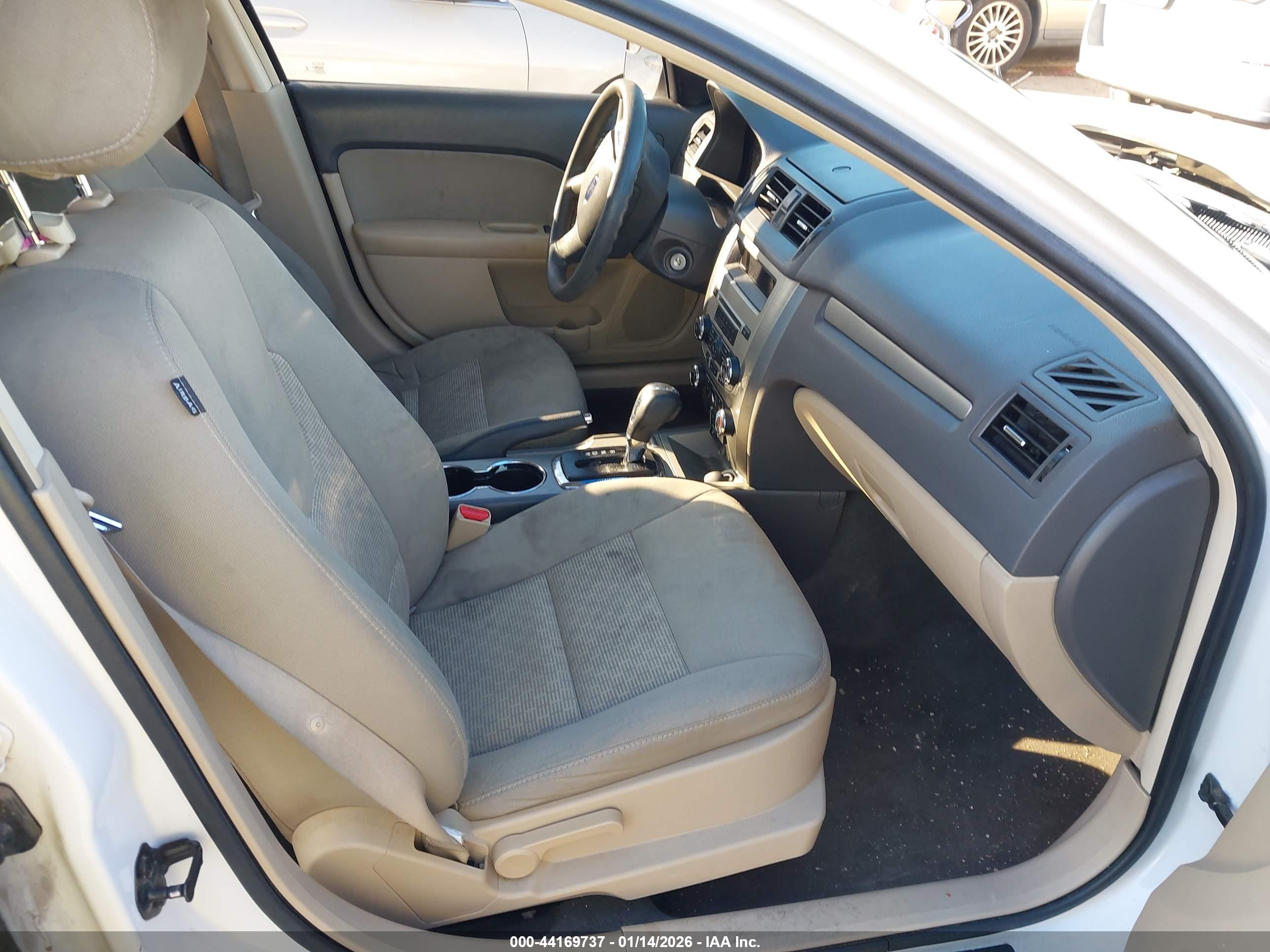 FORD FUSION image 5