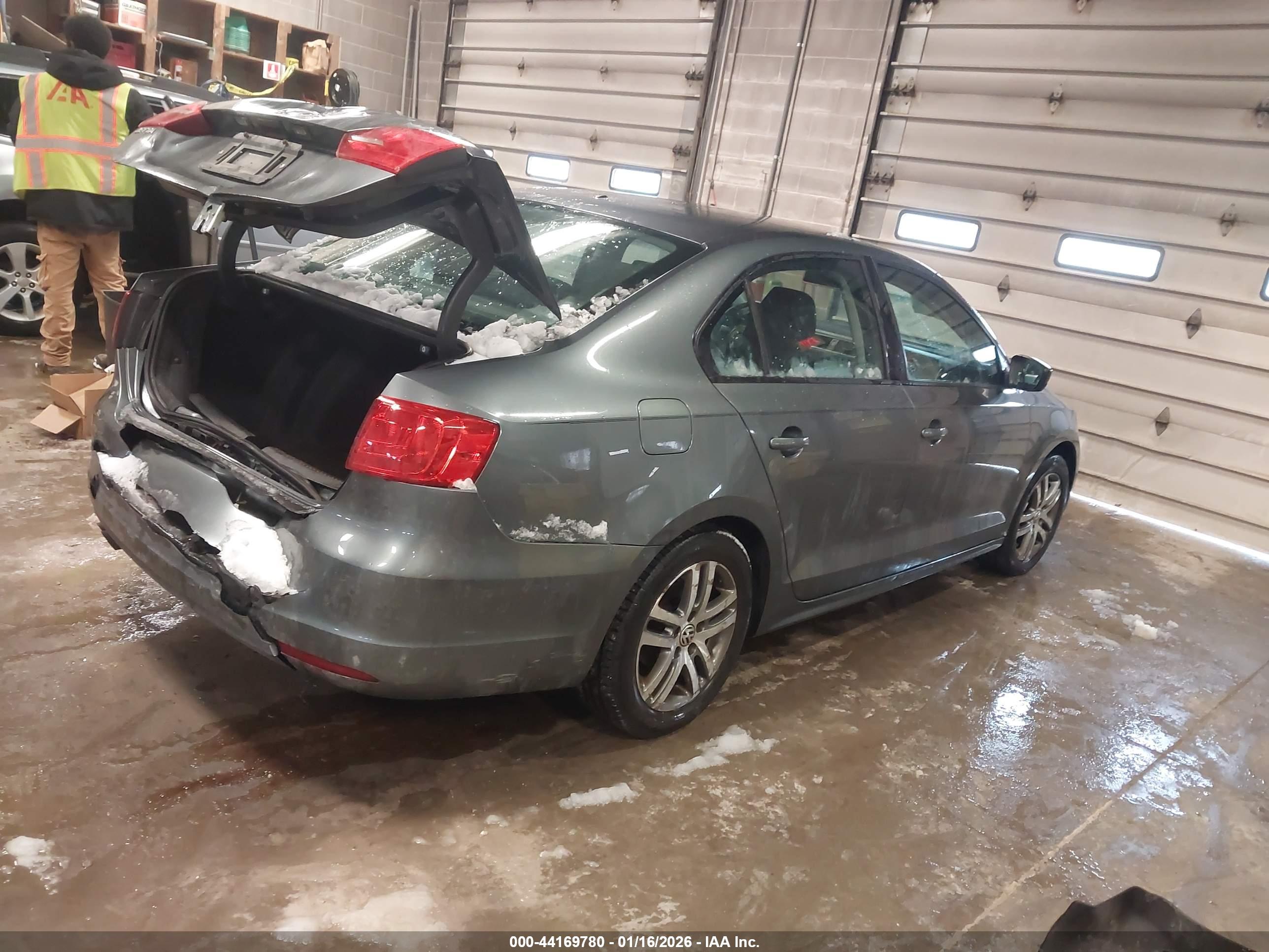 VOLKSWAGEN JETTA image 4