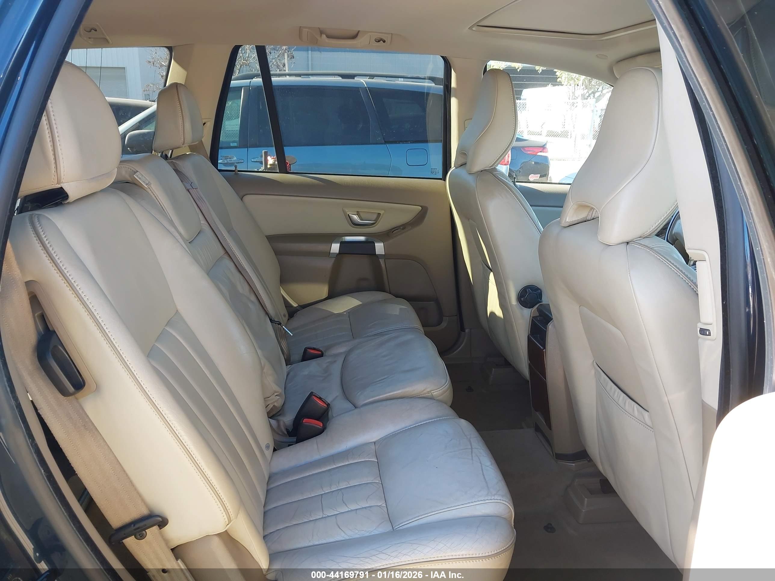 VOLVO XC90 image 8