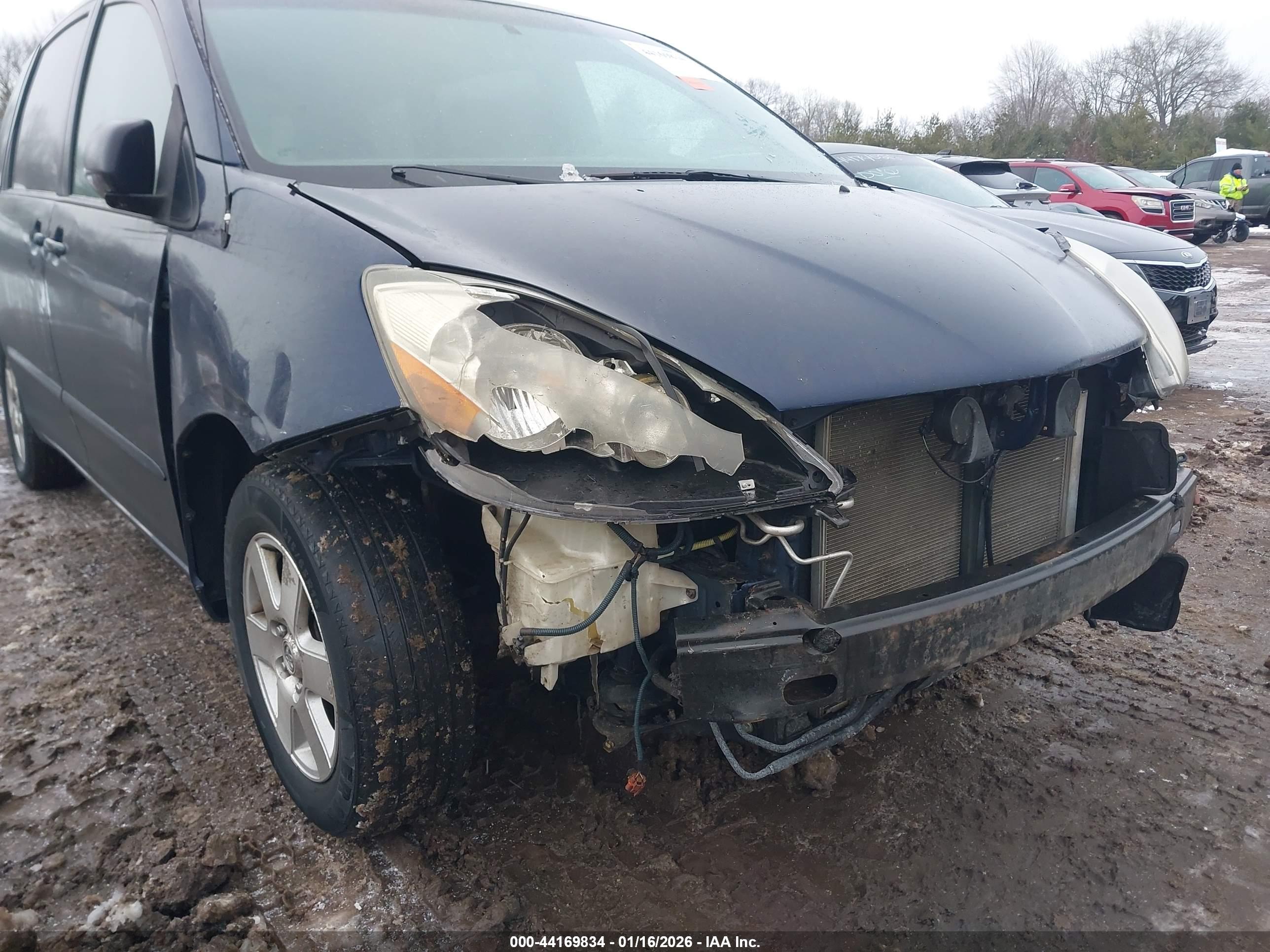 TOYOTA SIENNA image 6