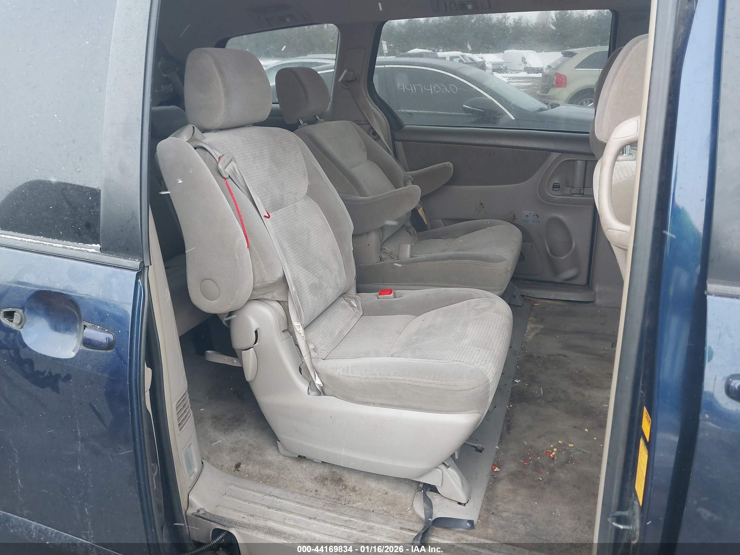 TOYOTA SIENNA image 8