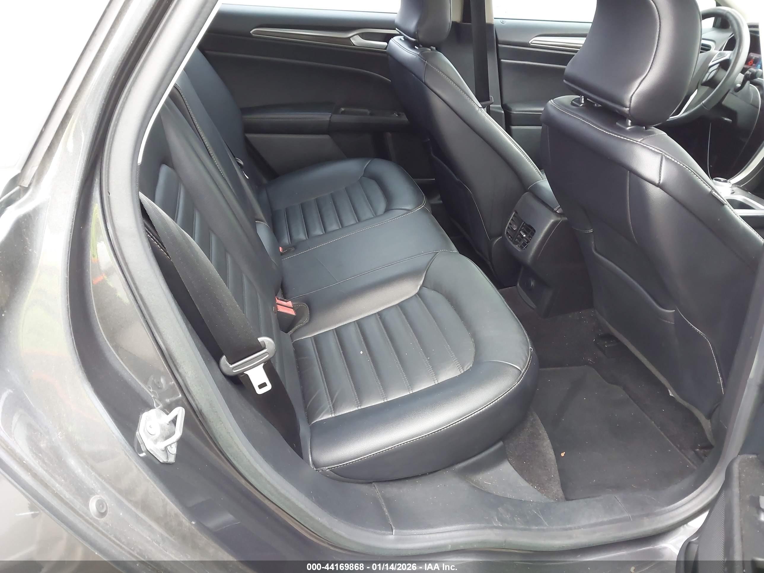 FORD FUSION image 8