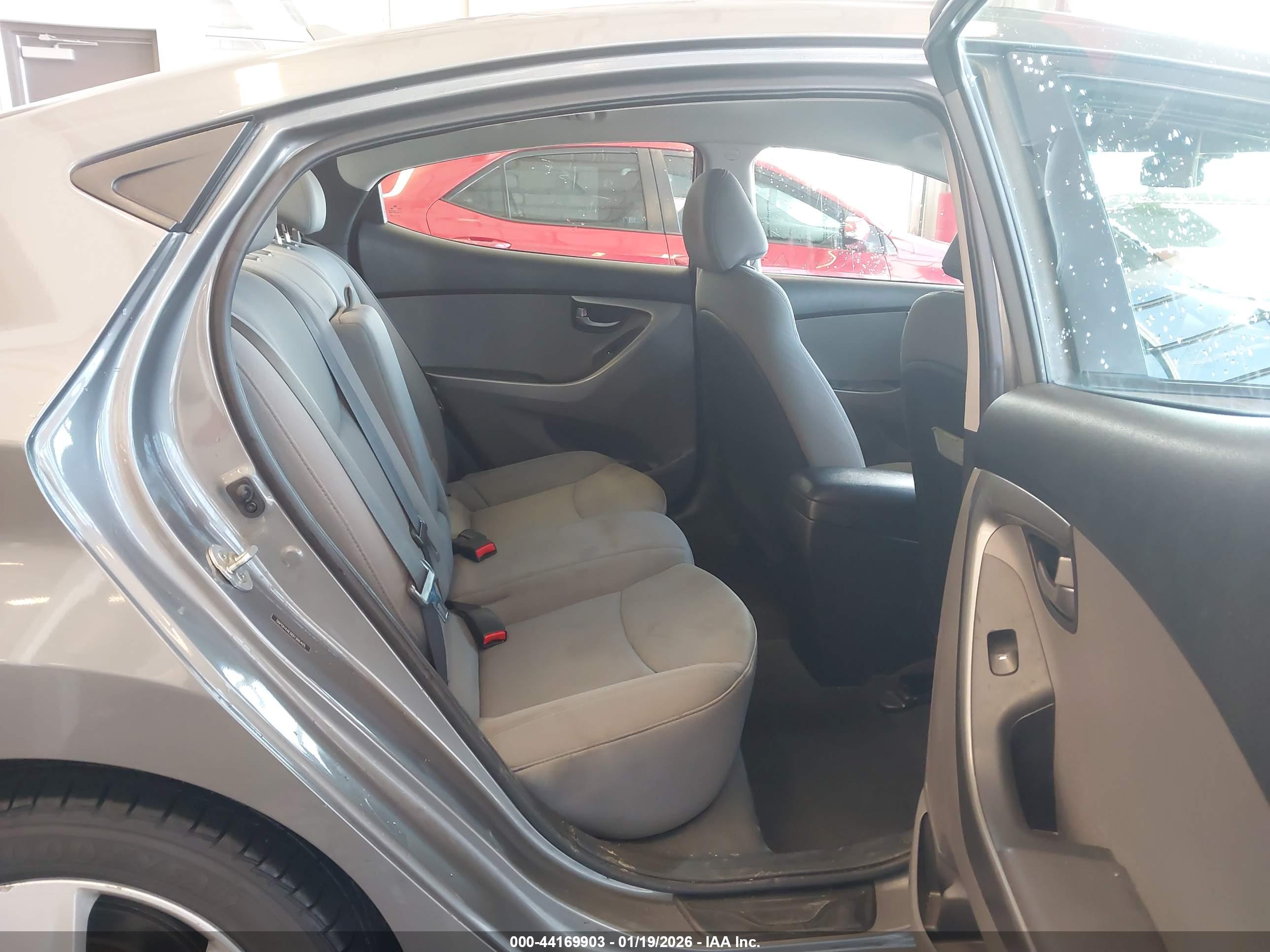 HYUNDAI ELANTRA image 8
