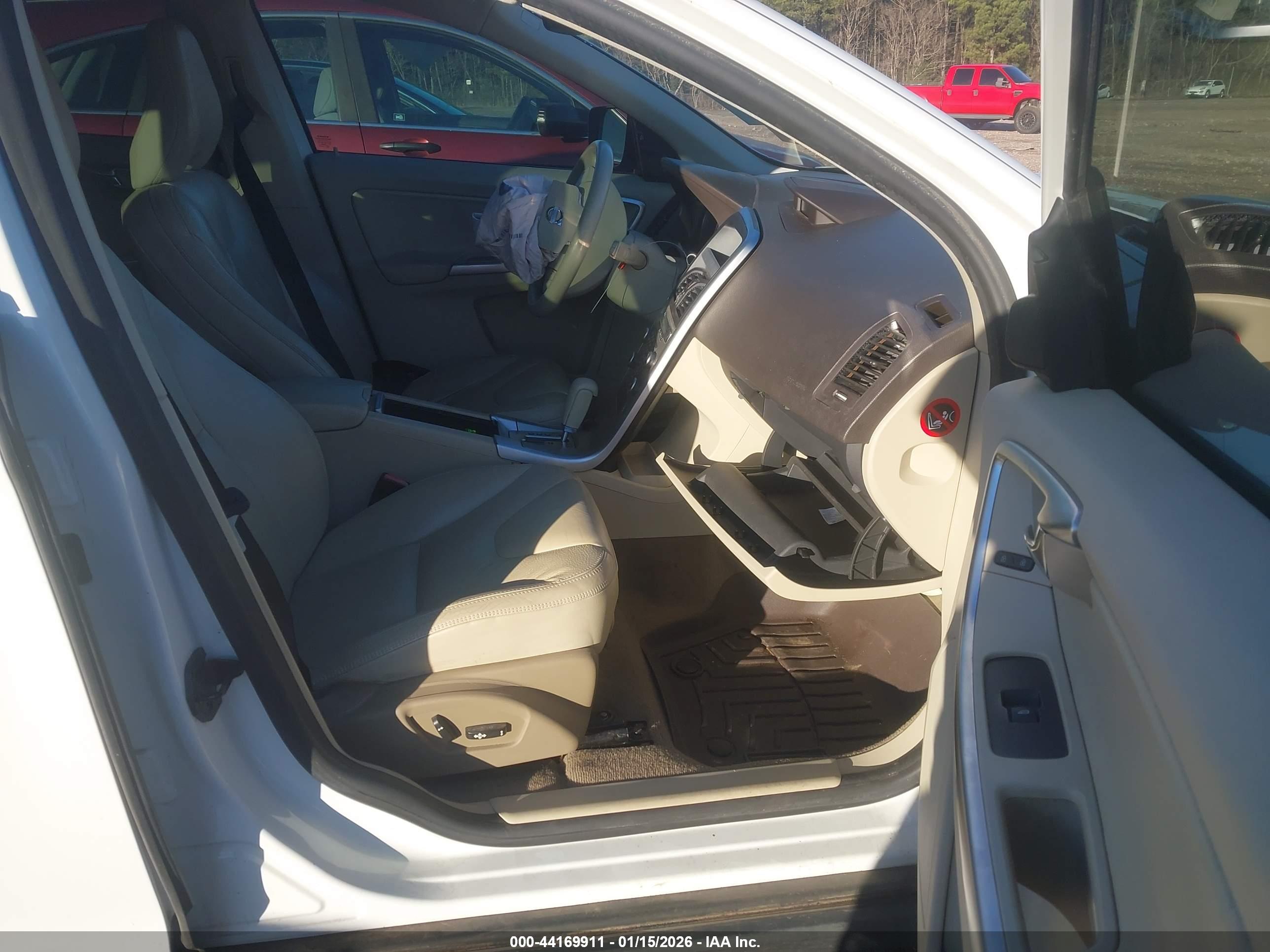 VOLVO XC60 image 5