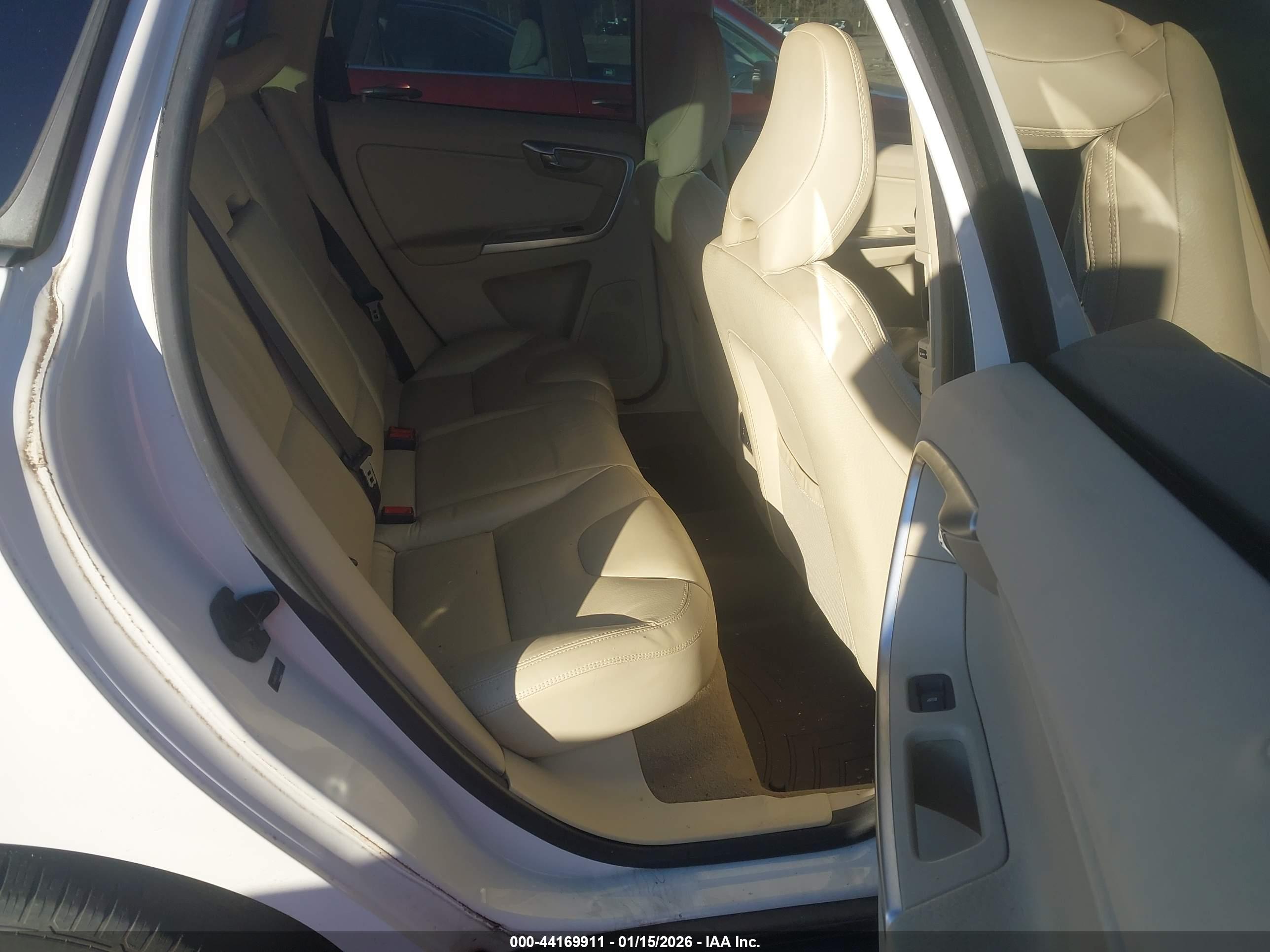 VOLVO XC60 image 8