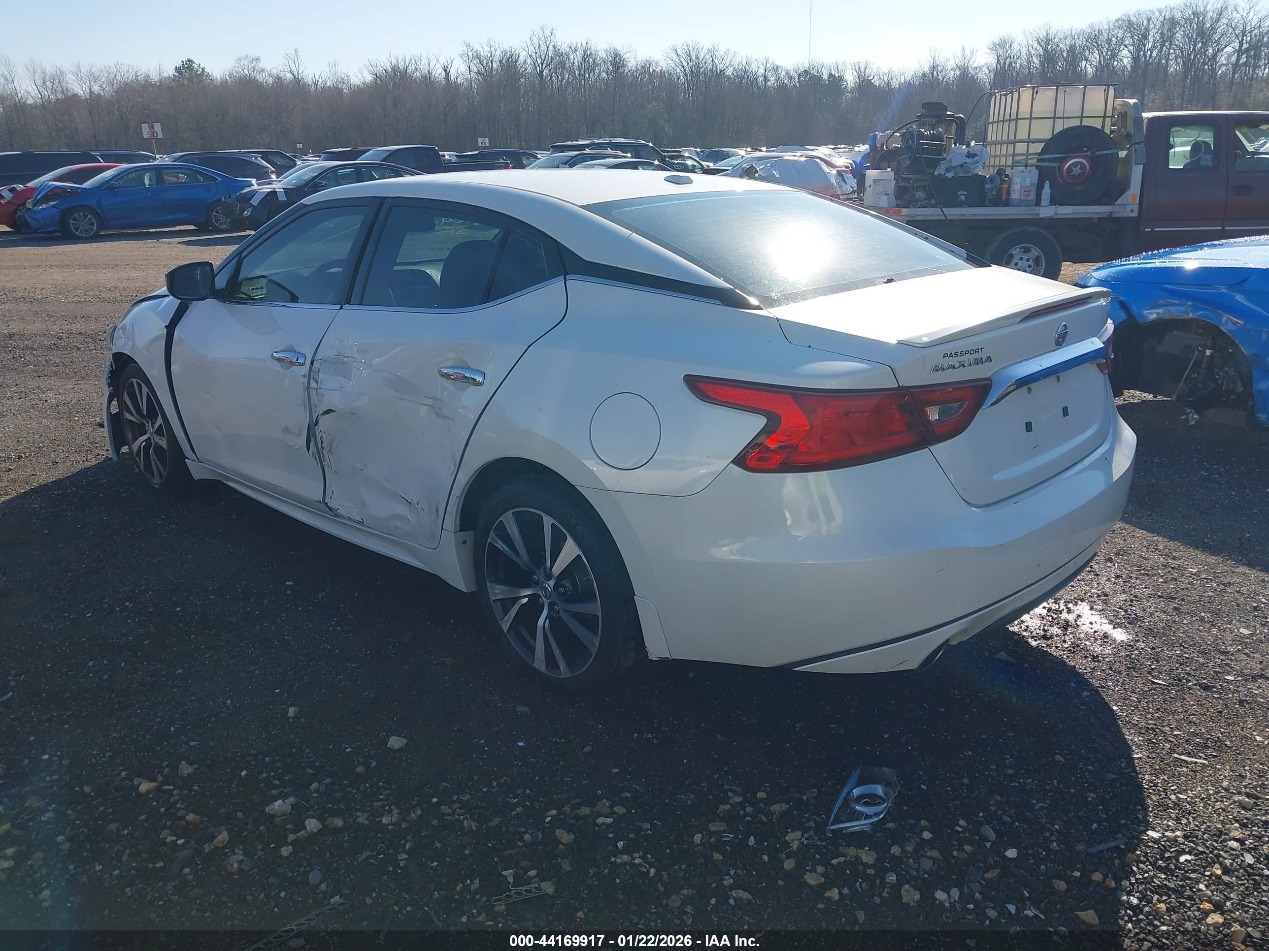 NISSAN MAXIMA image 3