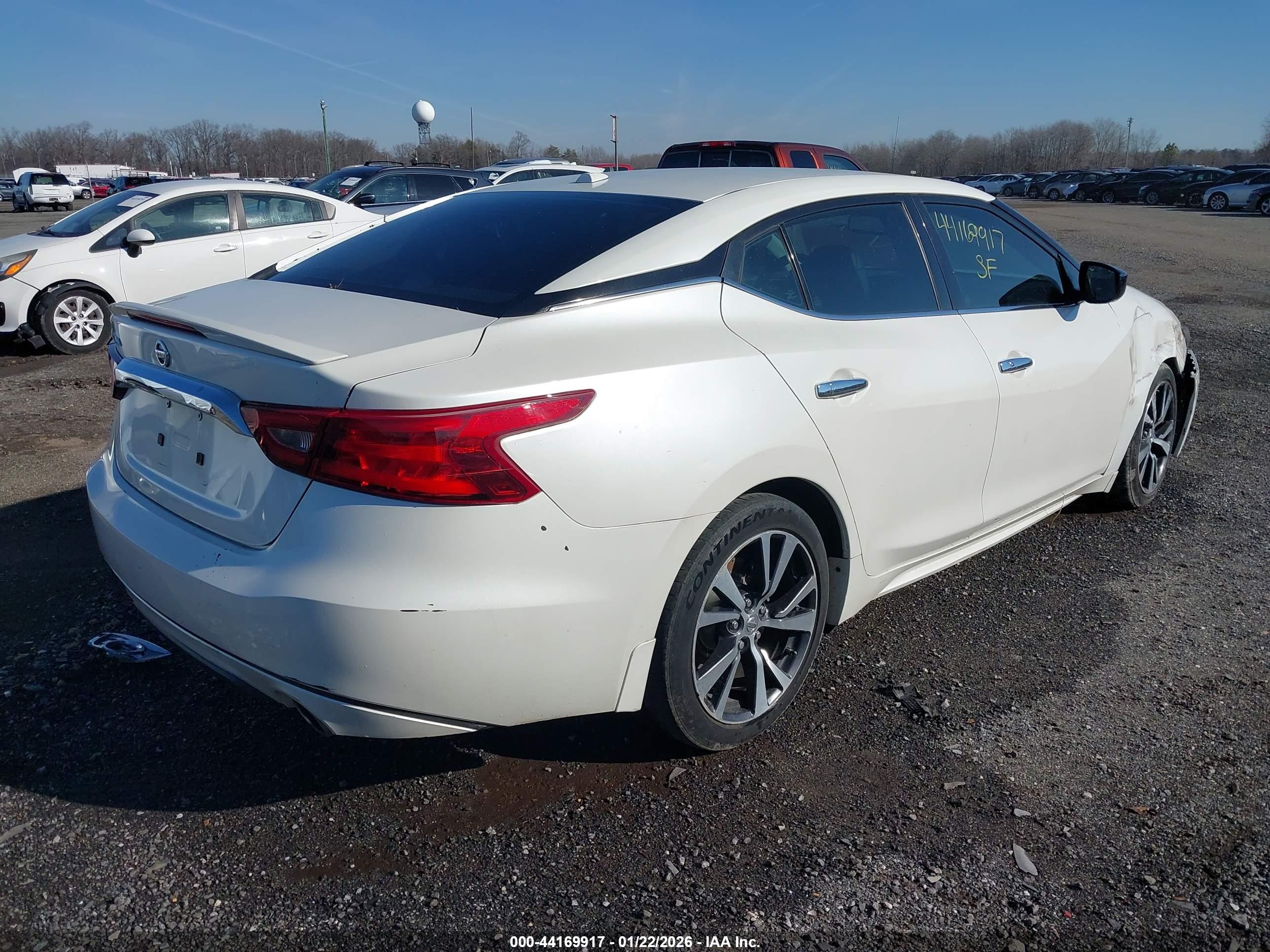 NISSAN MAXIMA image 4