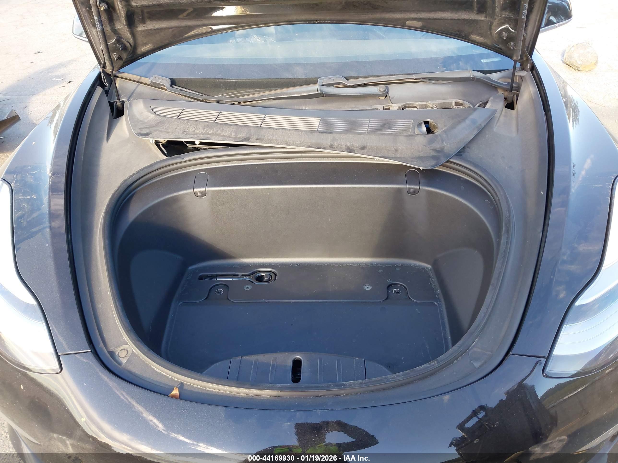 TESLA MODEL image 10