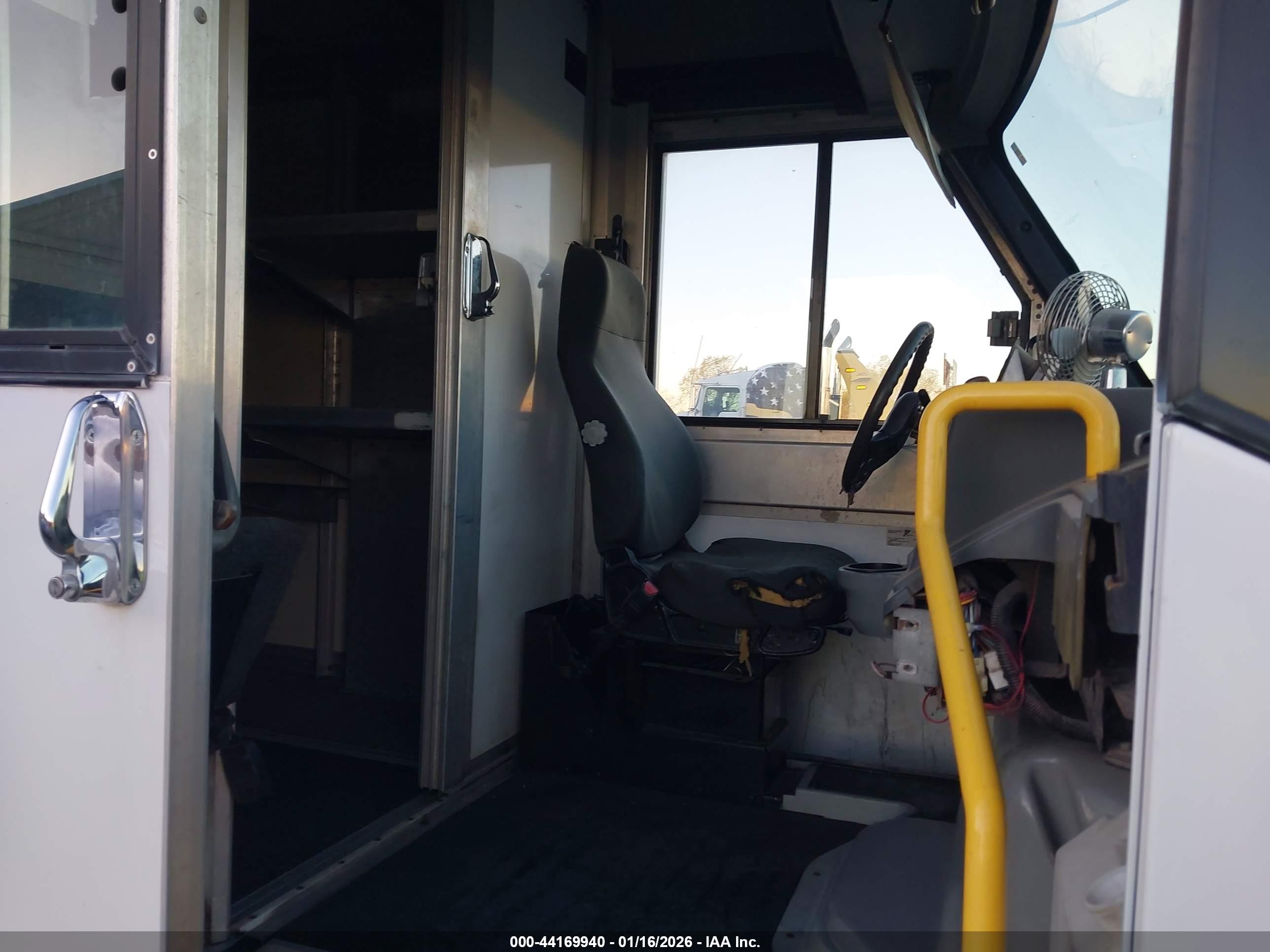 ISUZU COMMERCIAL image 7