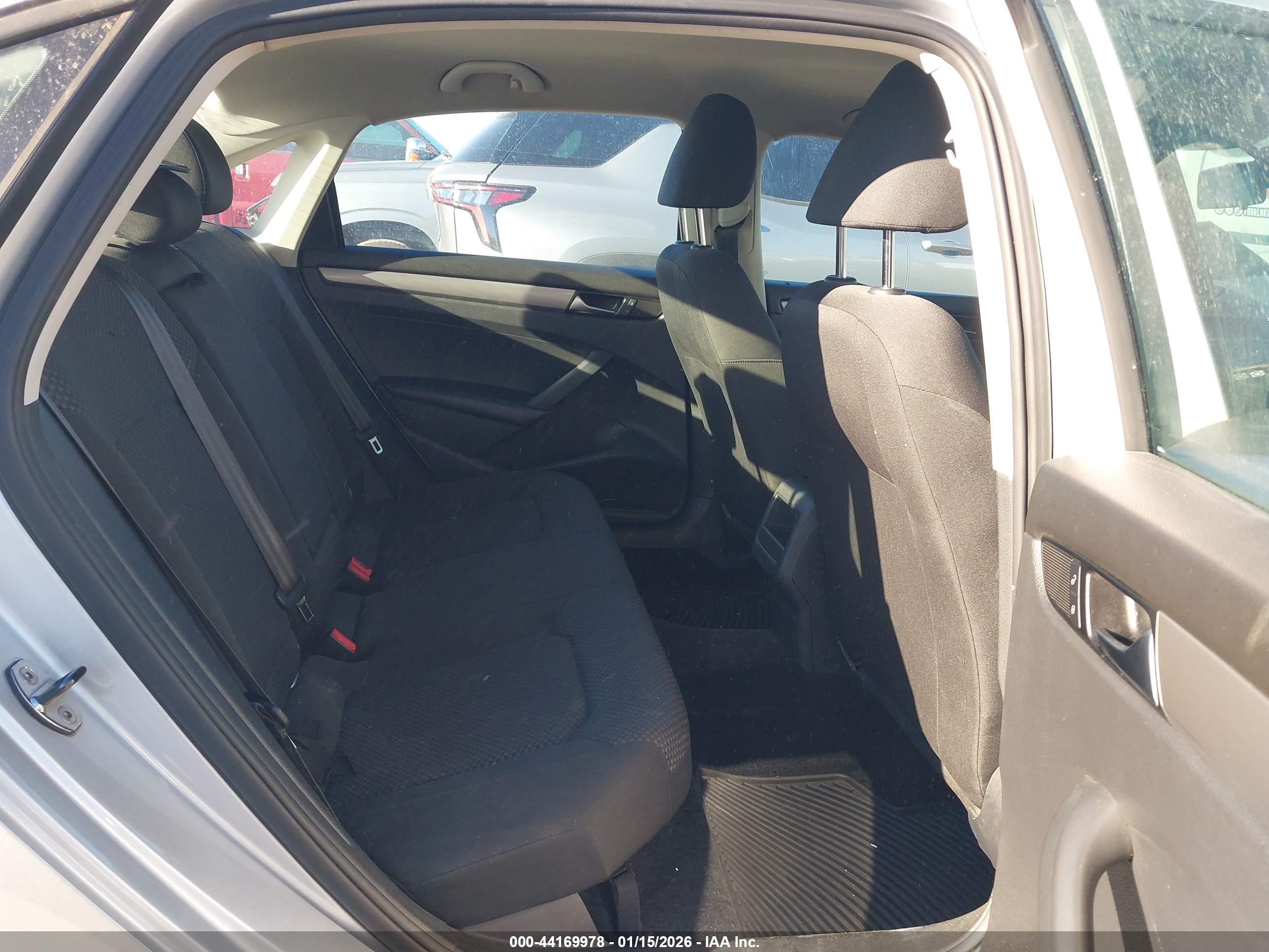 VOLKSWAGEN PASSAT image 8