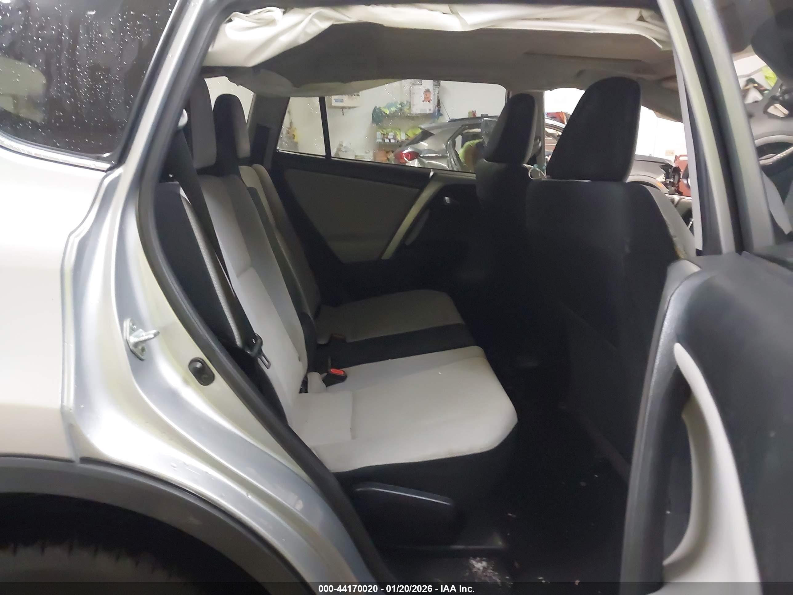 TOYOTA RAV4 image 8