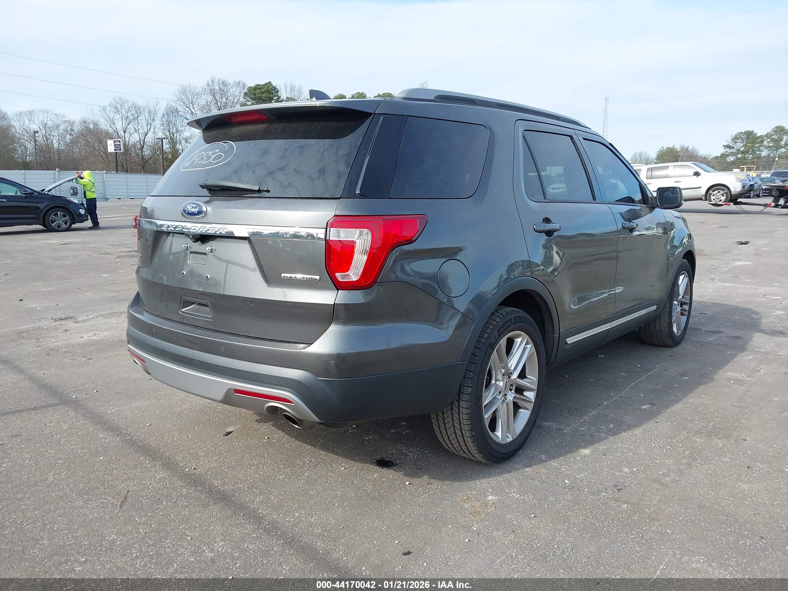 FORD EXPLORER image 4
