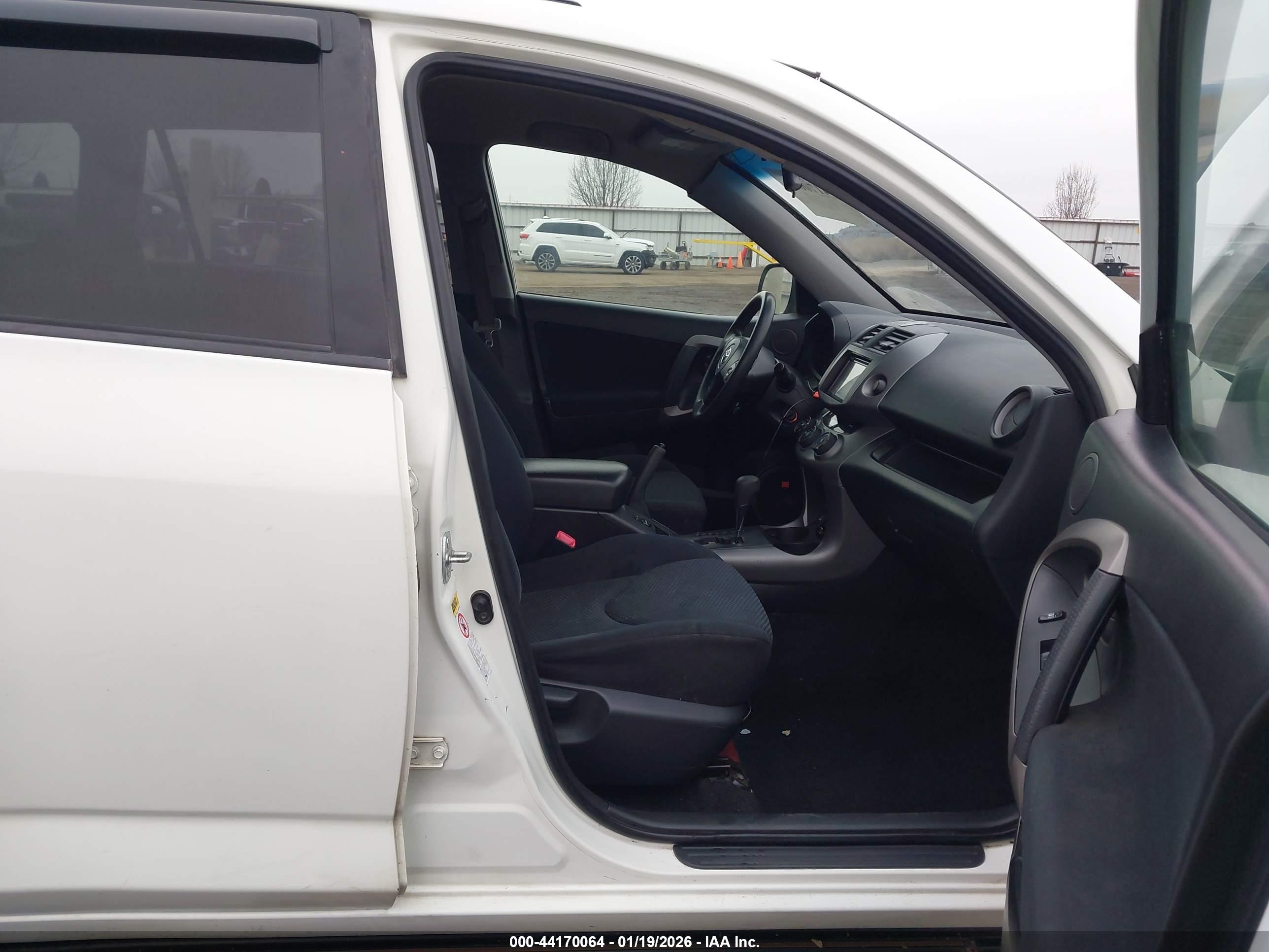 TOYOTA RAV4 image 5