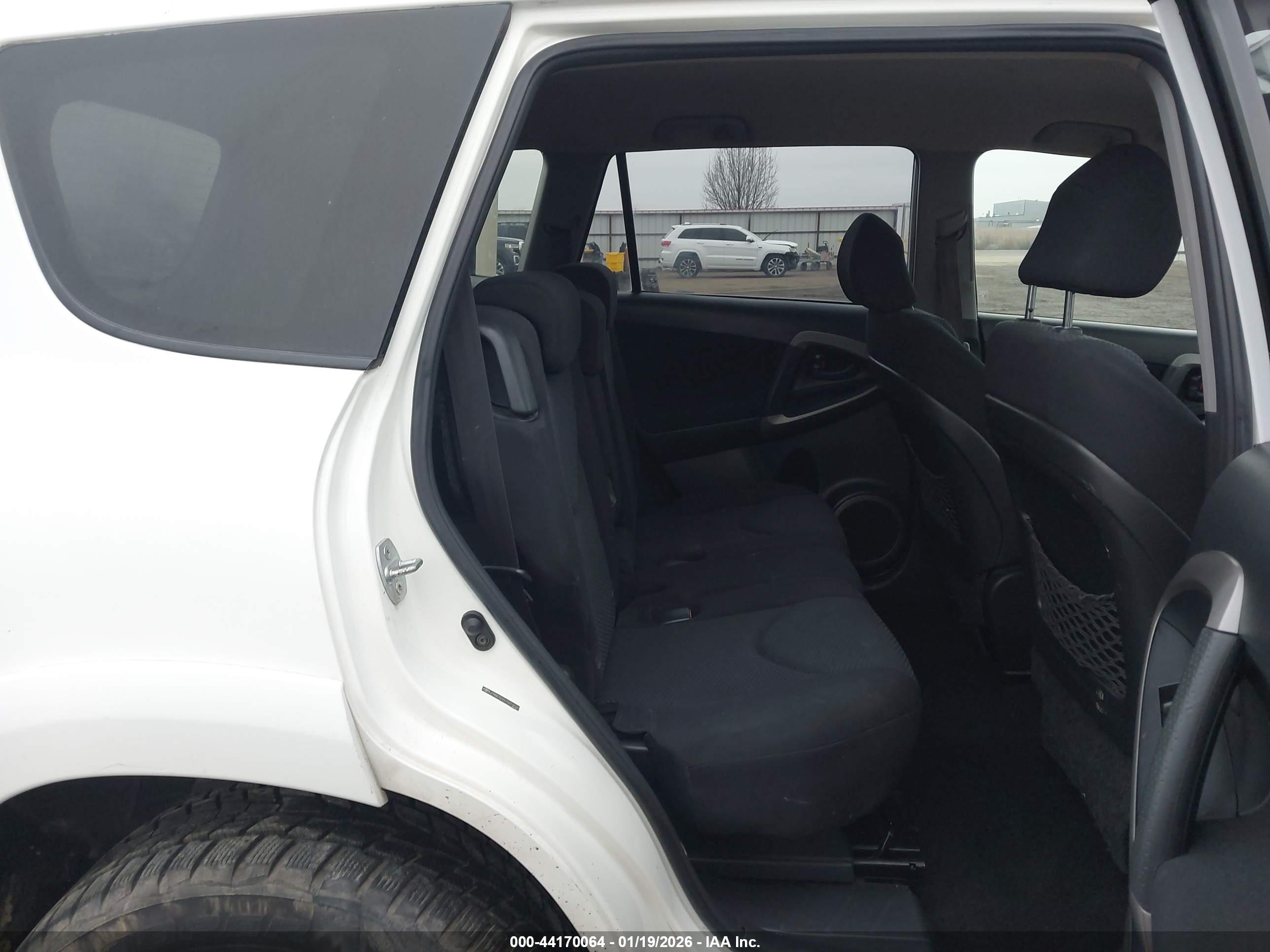 TOYOTA RAV4 image 8