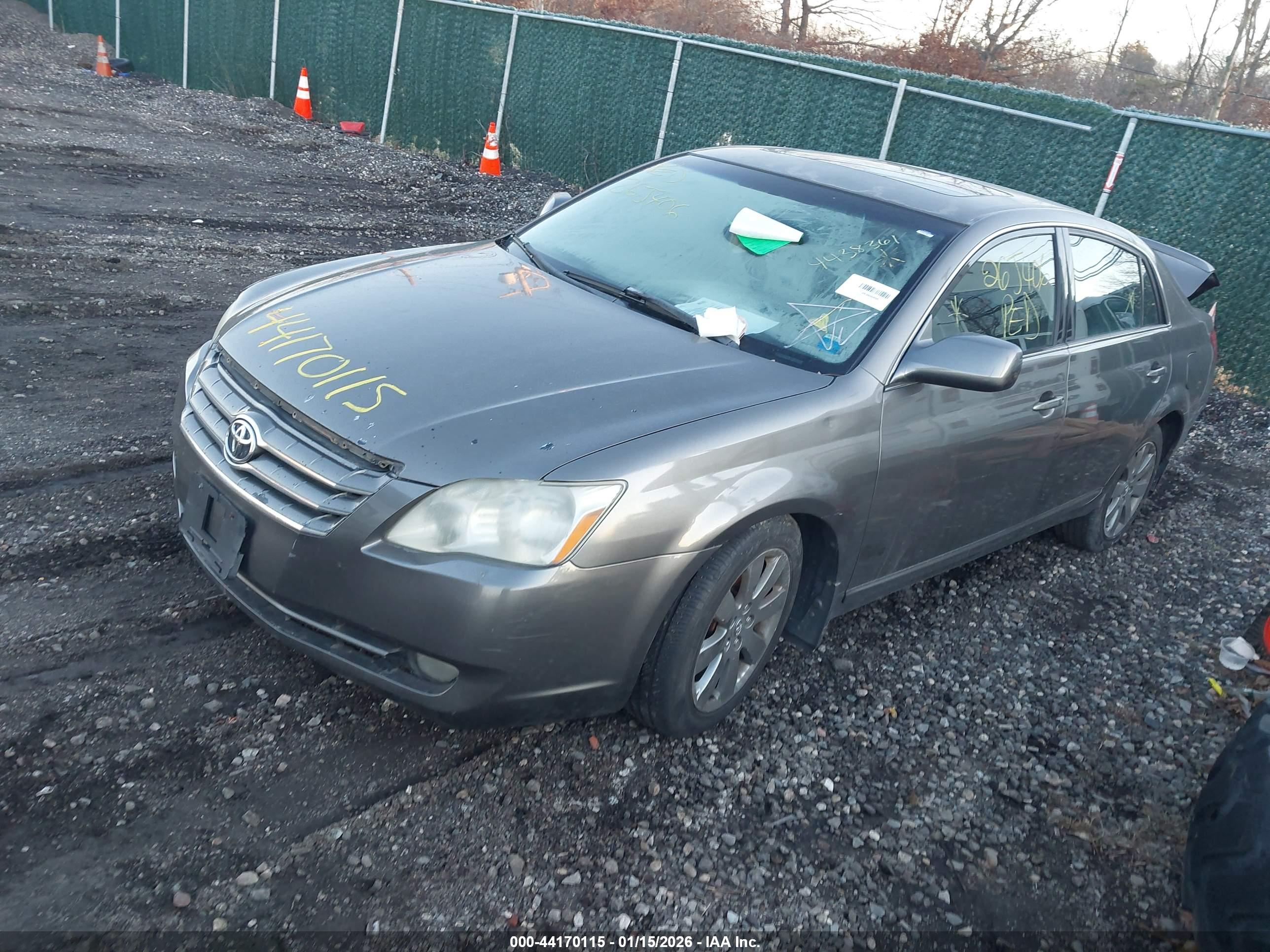 TOYOTA AVALON image 2