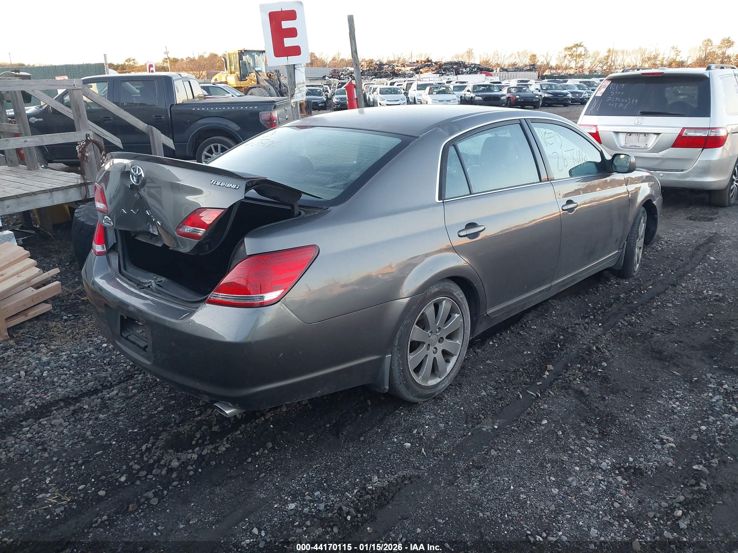 TOYOTA AVALON image 4