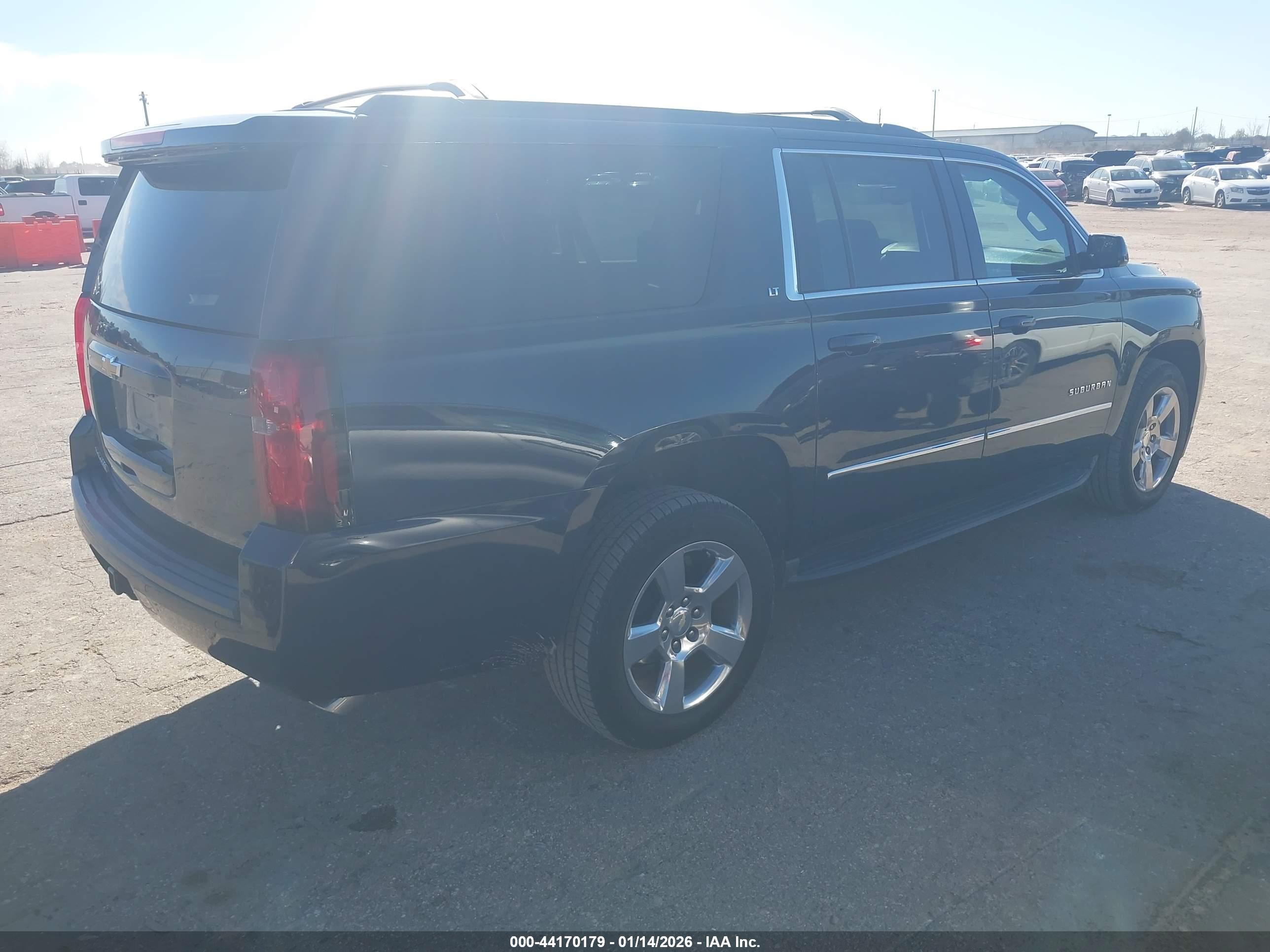 CHEVROLET SUBURBAN image 4