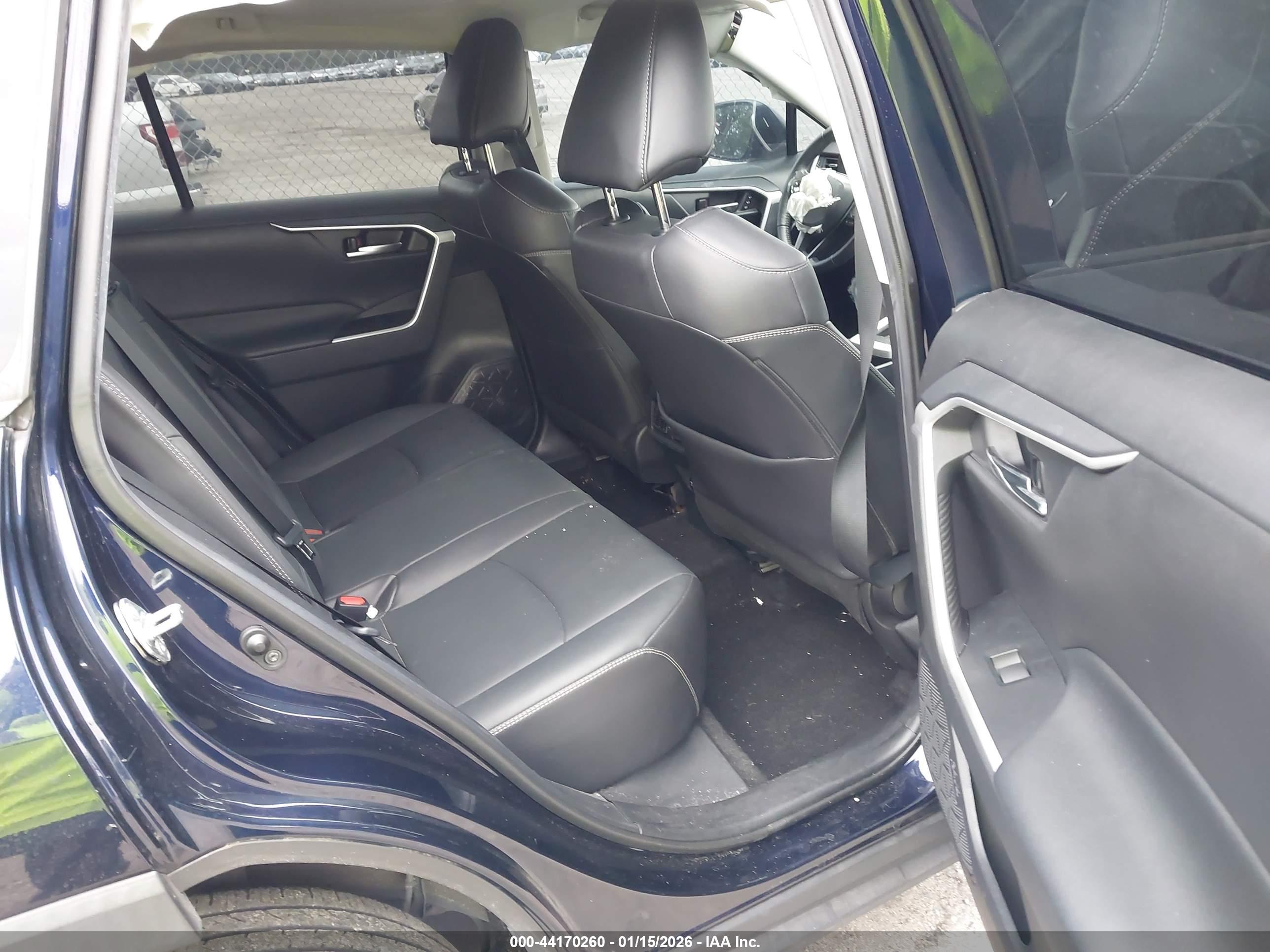 TOYOTA RAV4 image 8