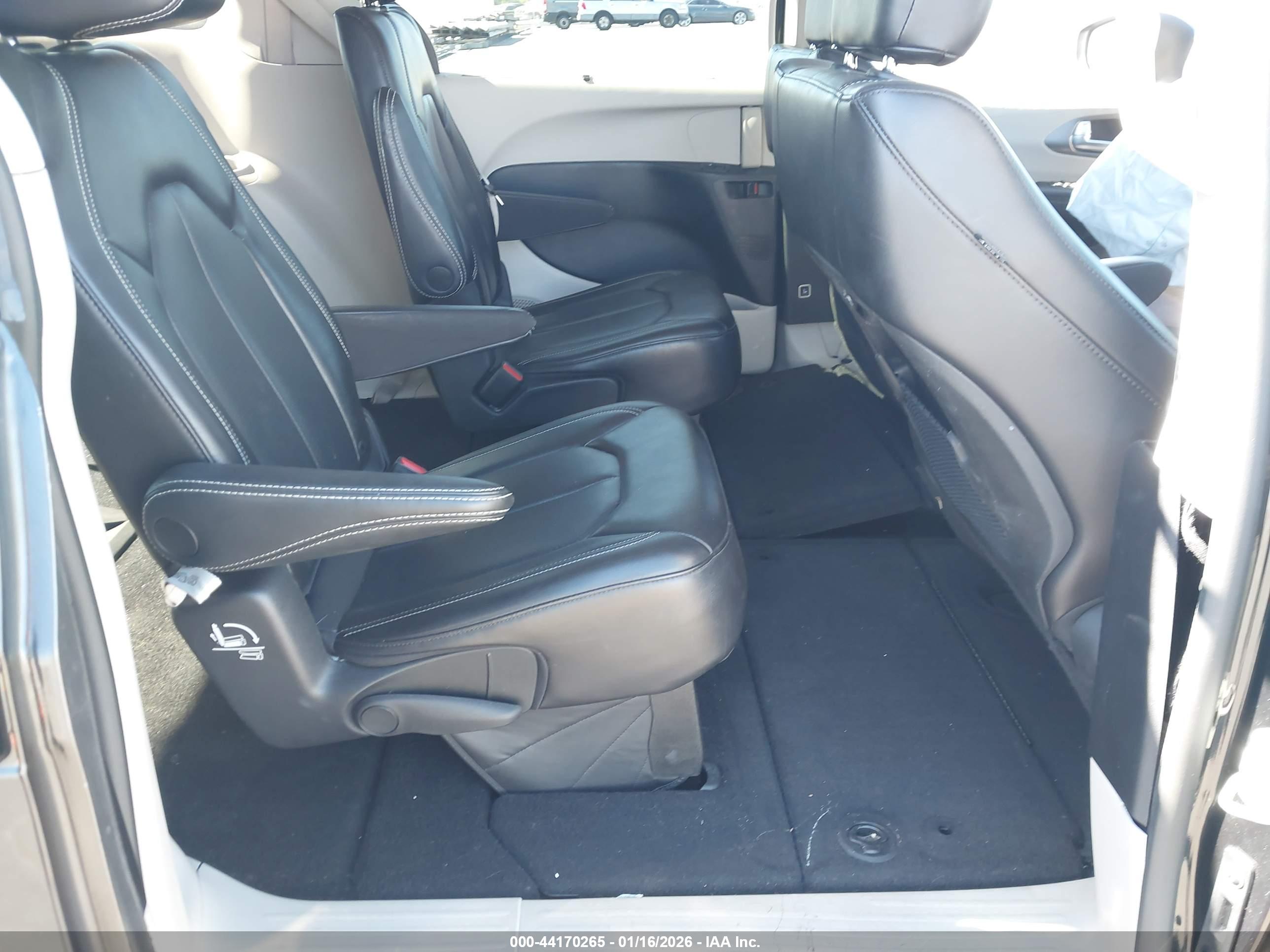 CHRYSLER PACIFICA image 8