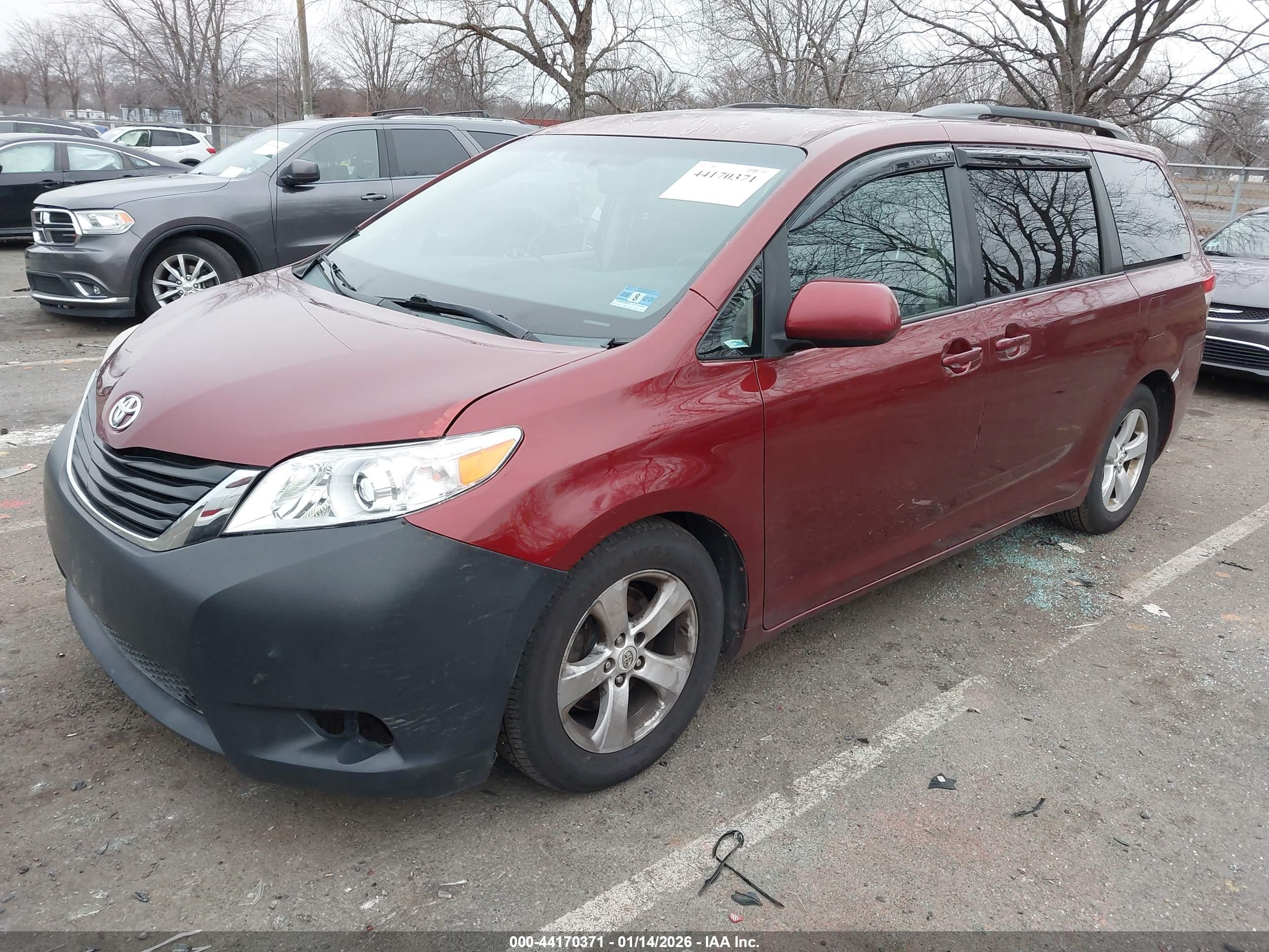 TOYOTA SIENNA image 2