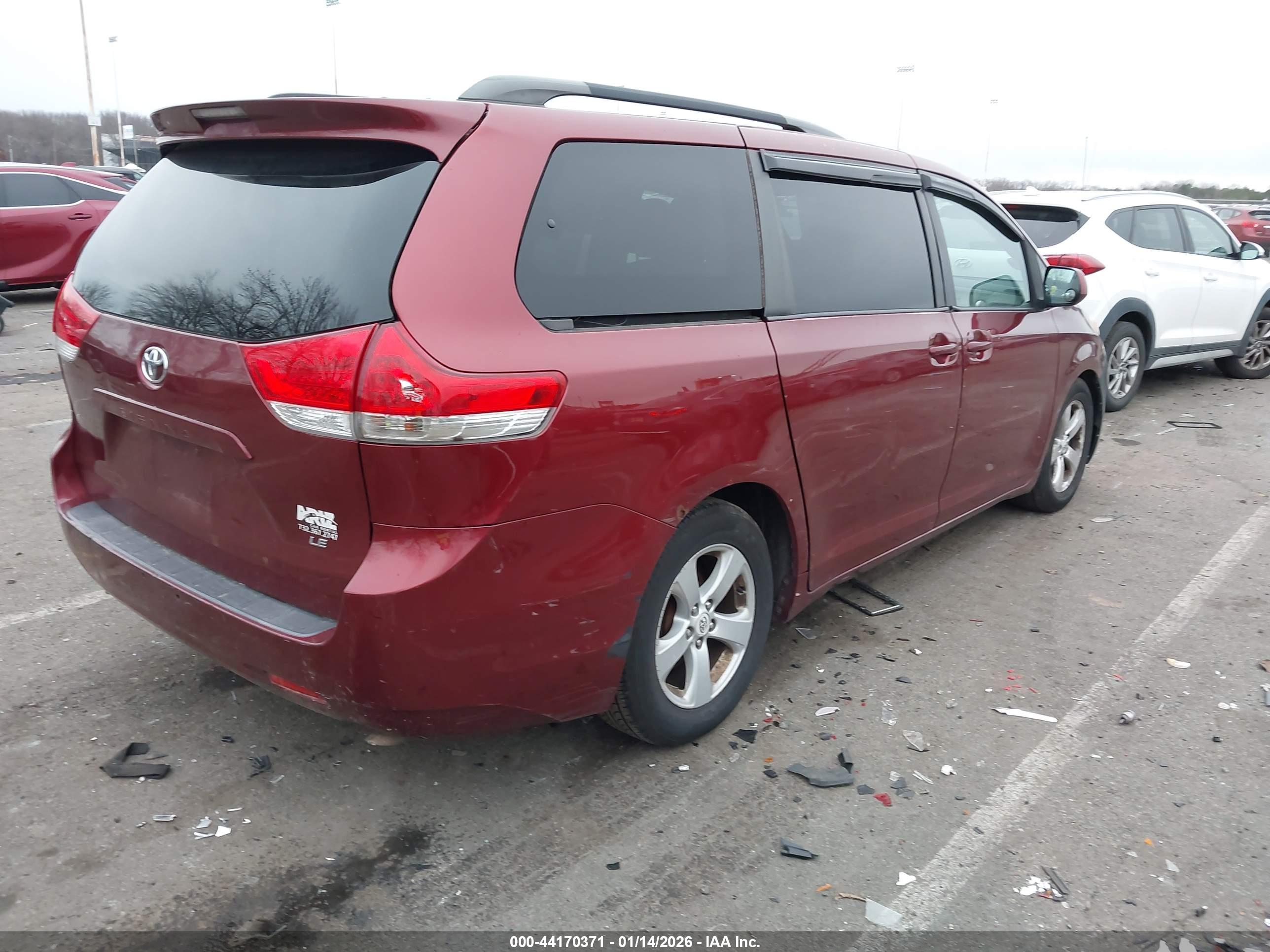 TOYOTA SIENNA image 4