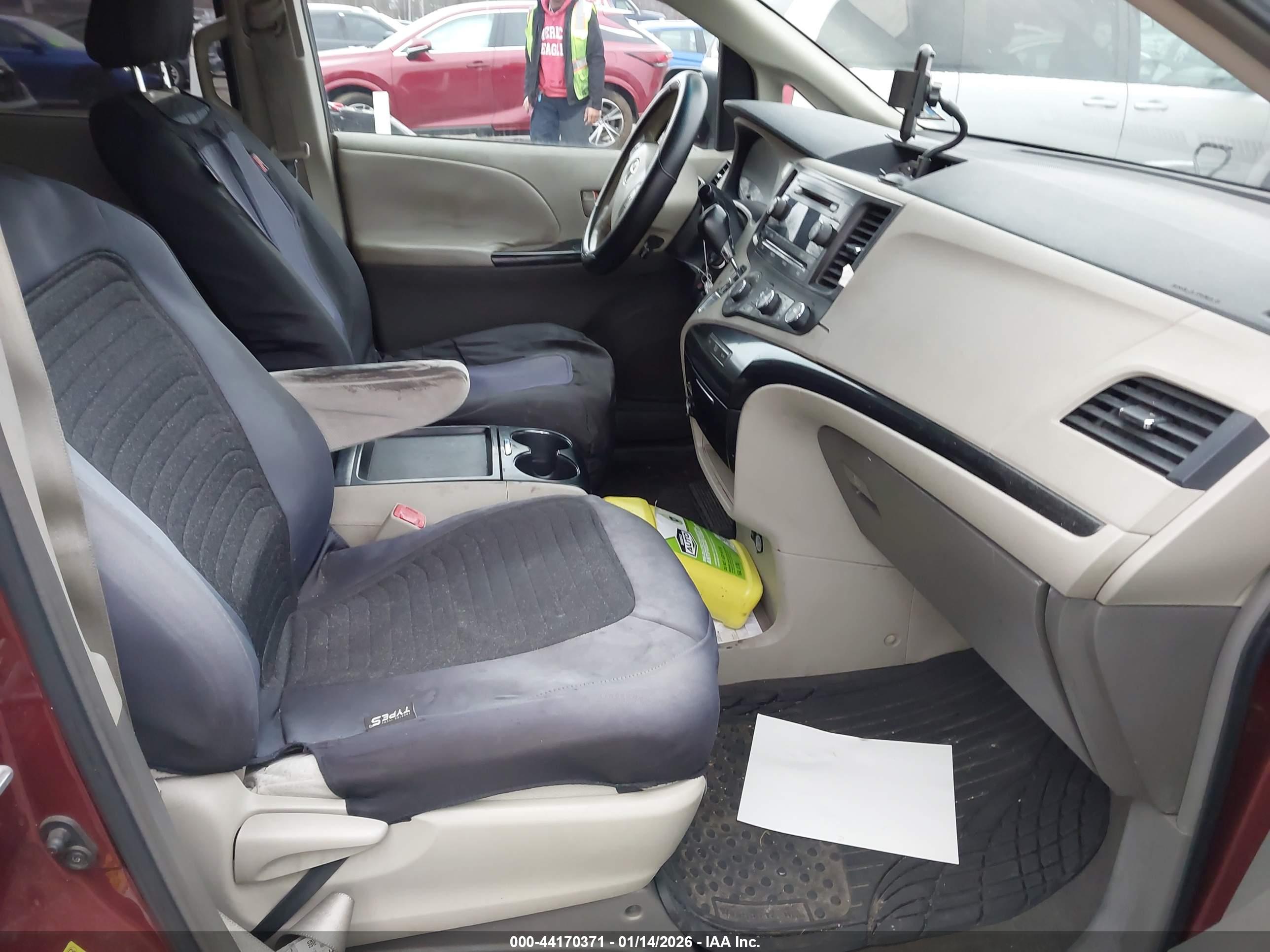 TOYOTA SIENNA image 5