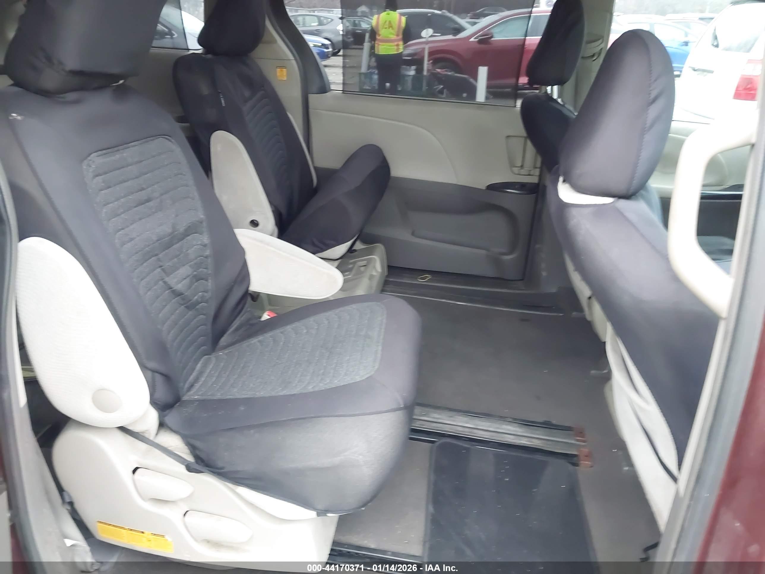 TOYOTA SIENNA image 8