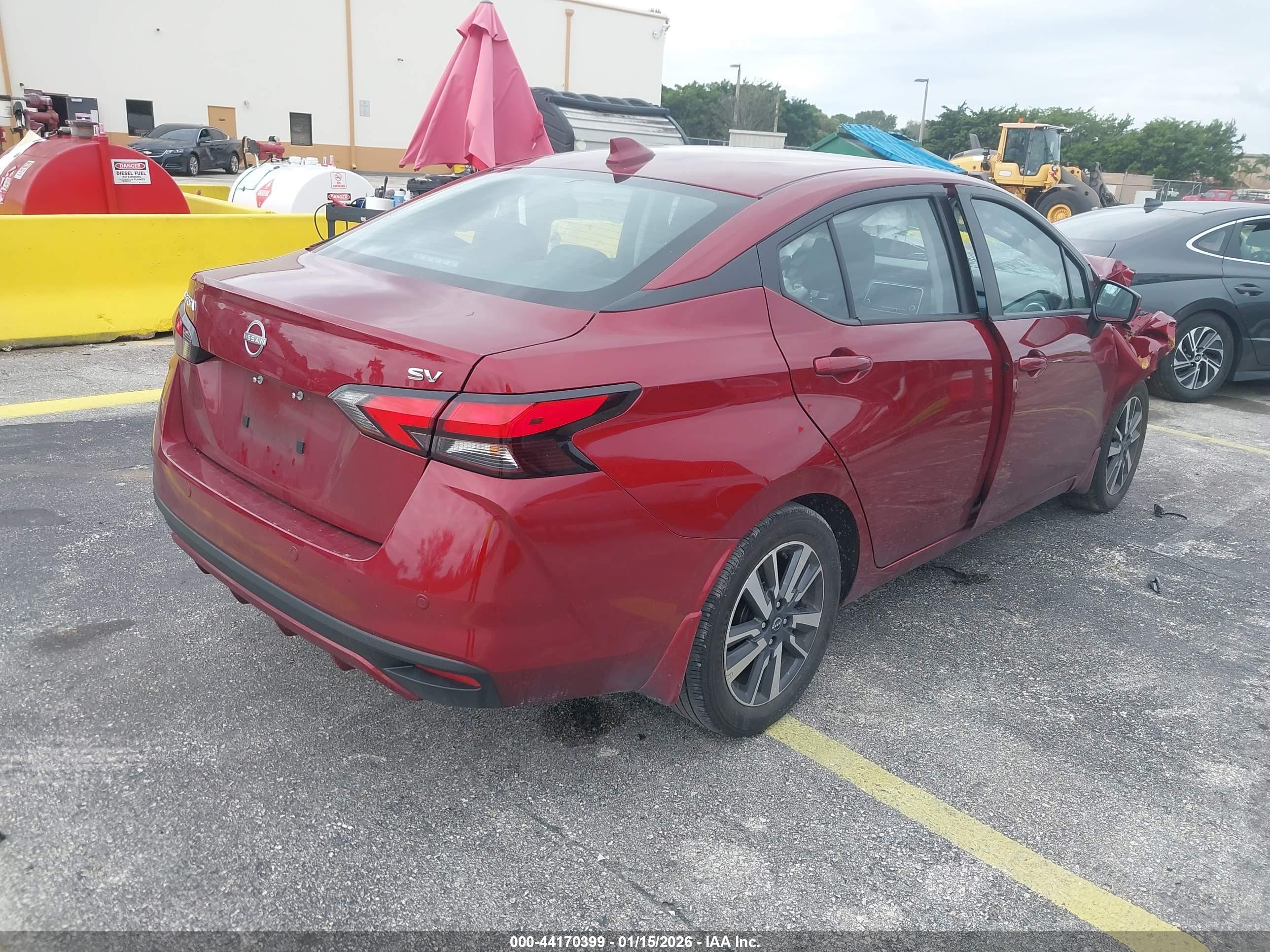 NISSAN VERSA image 4