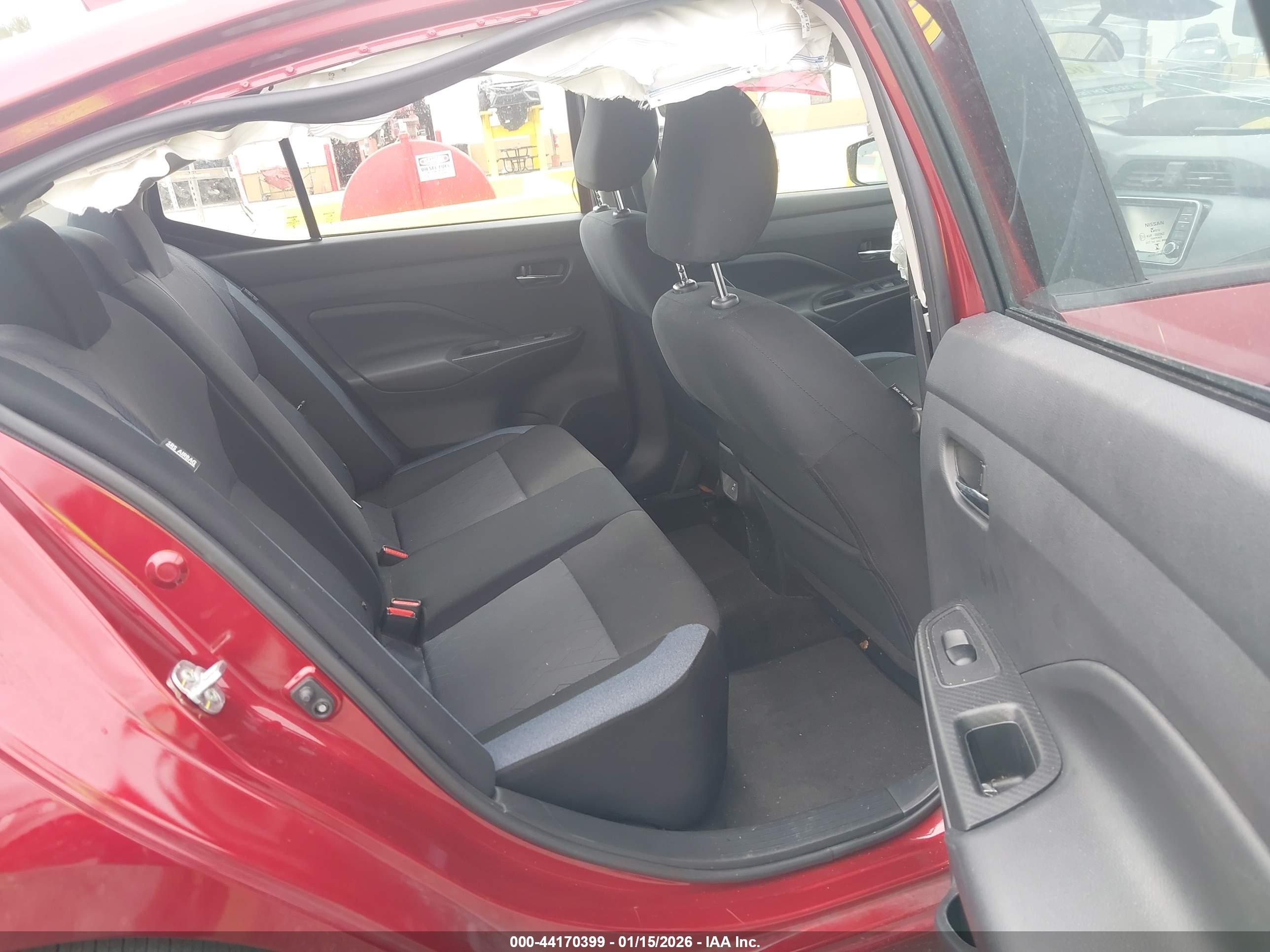 NISSAN VERSA image 8