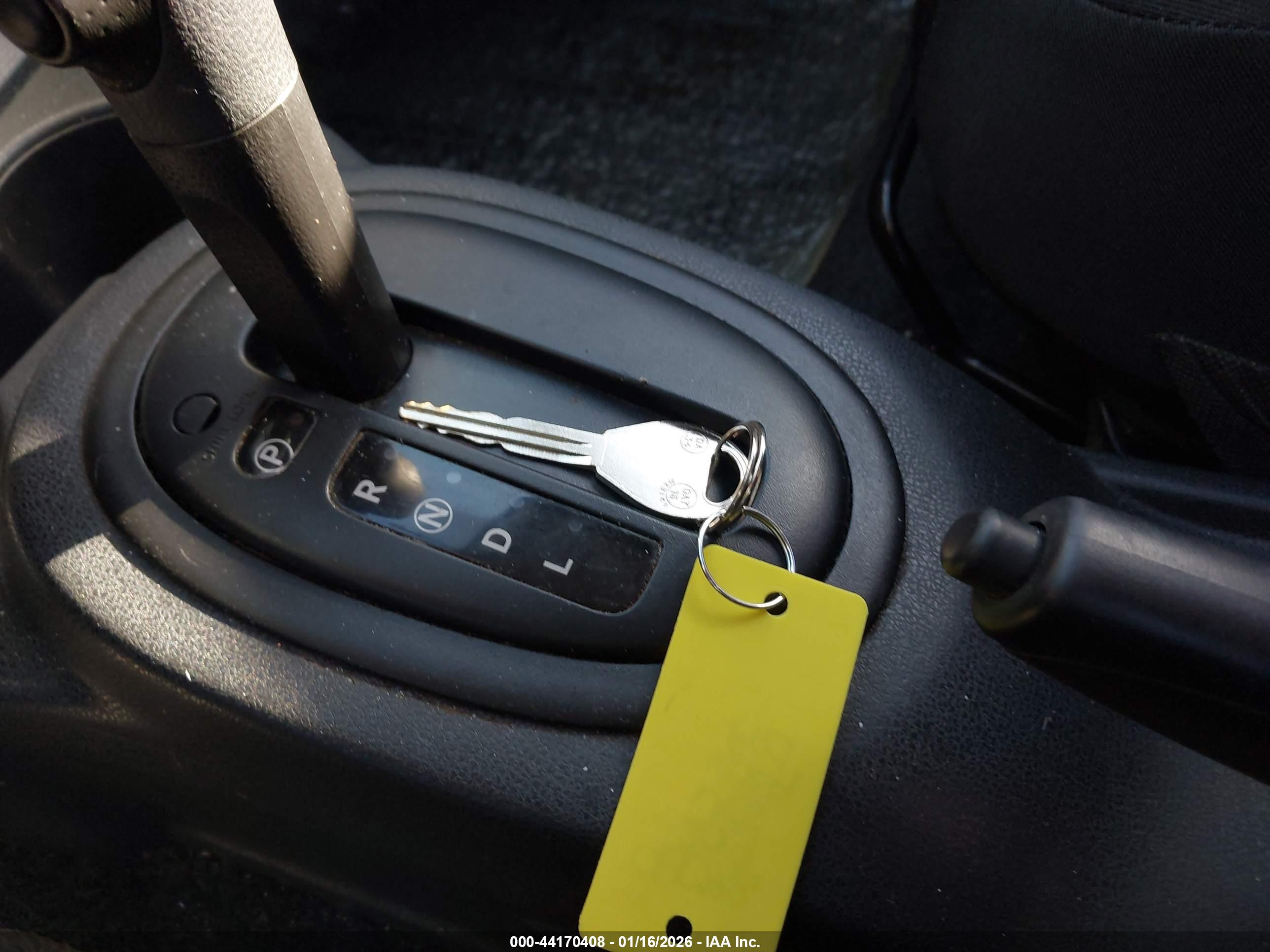 NISSAN VERSA image 11
