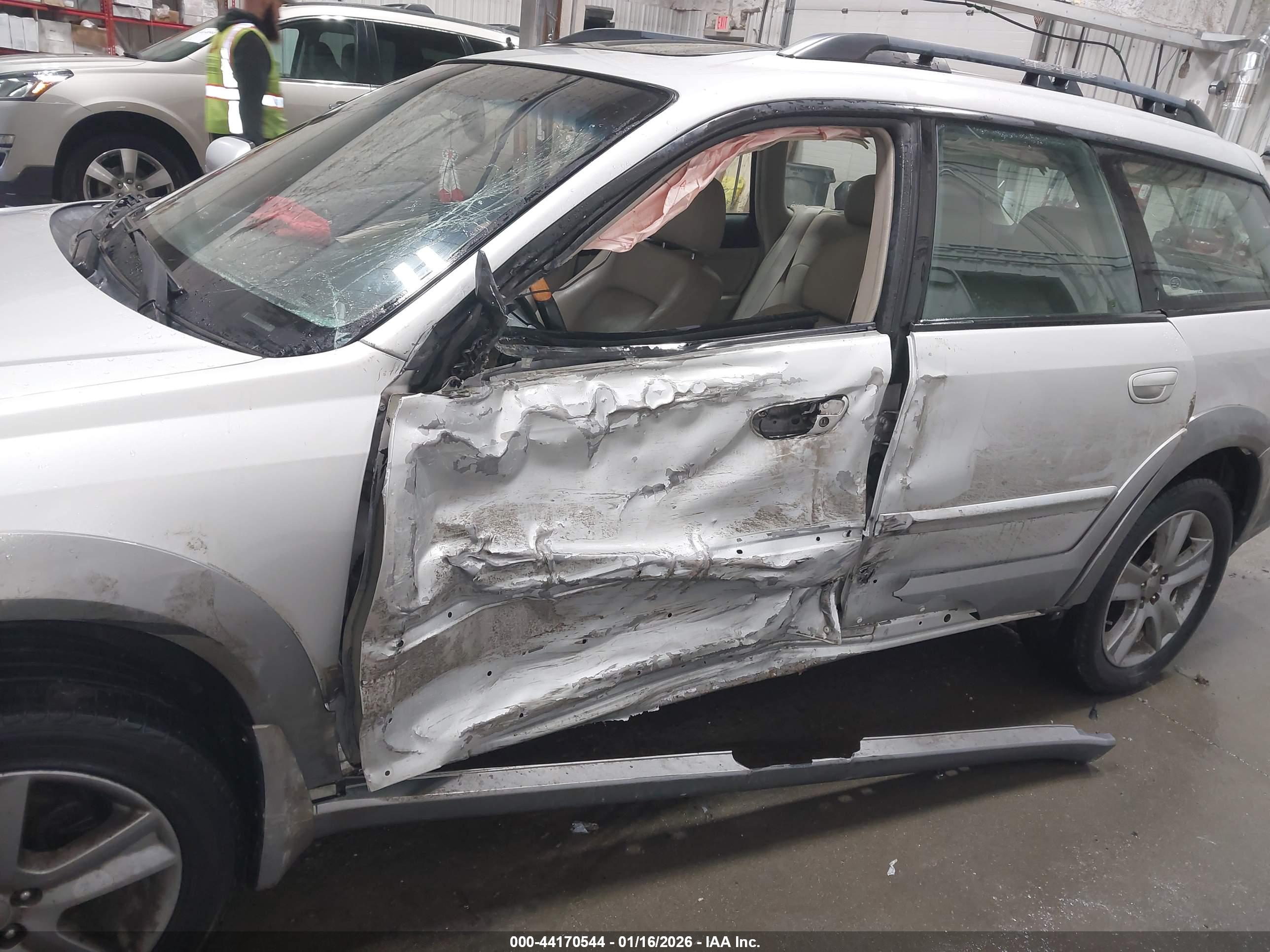 SUBARU OUTBACK image 6