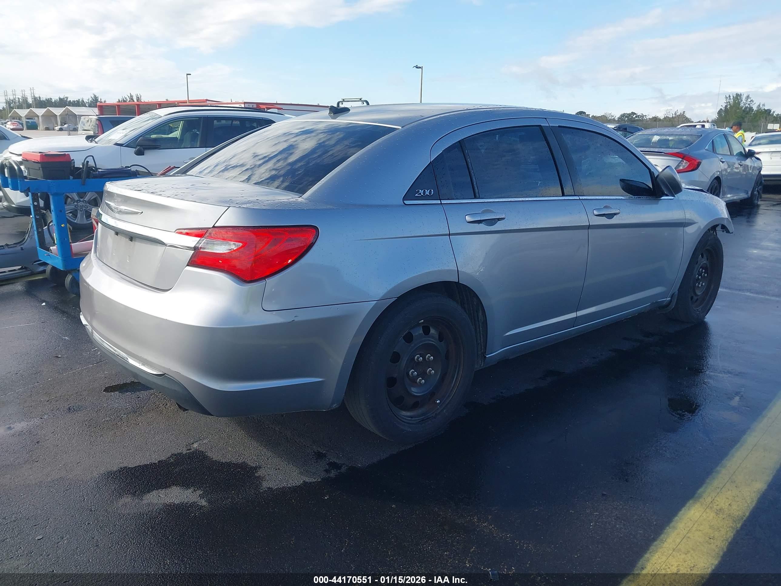 CHRYSLER 200 image 4