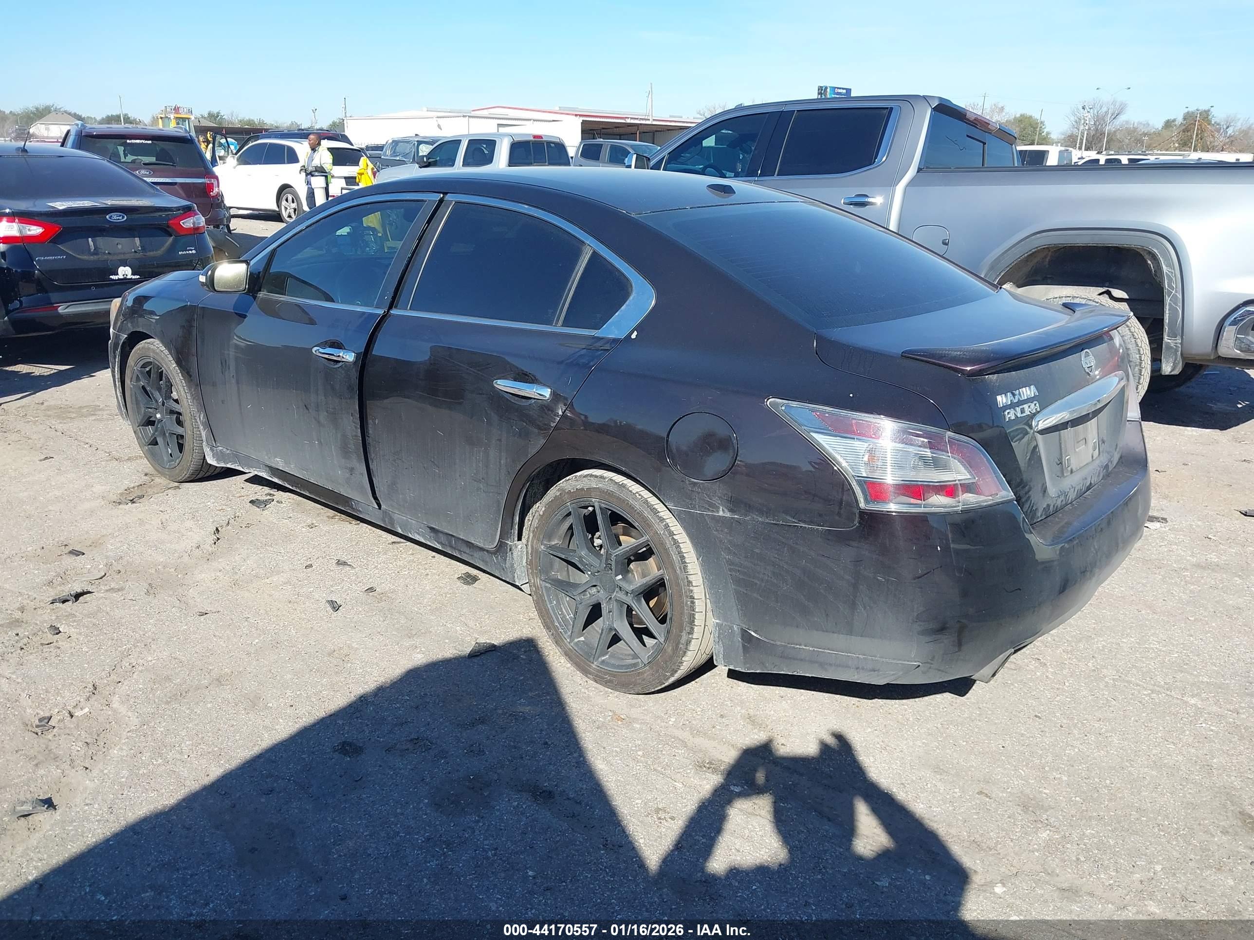 NISSAN MAXIMA image 3