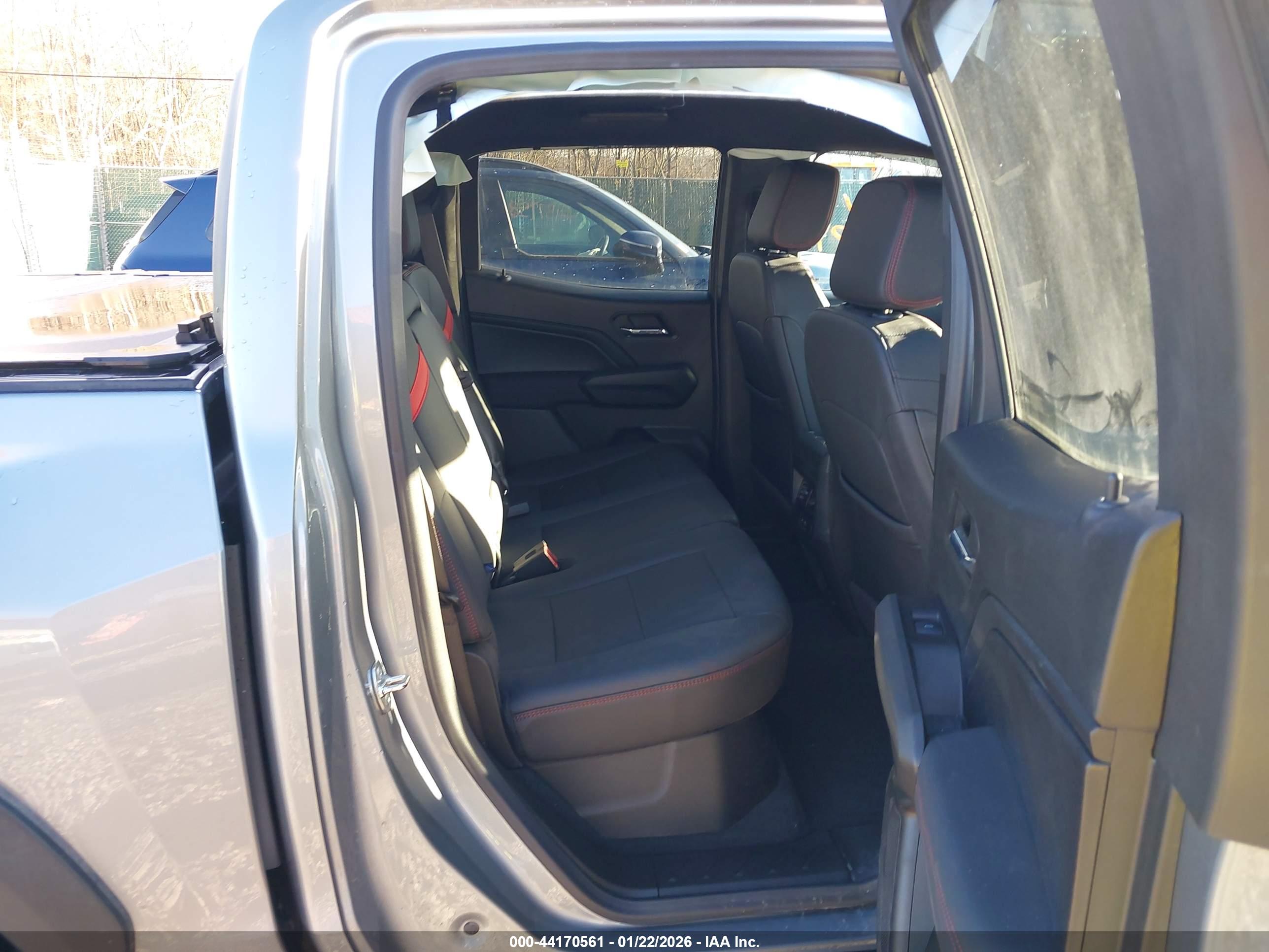 CHEVROLET COLORADO image 8
