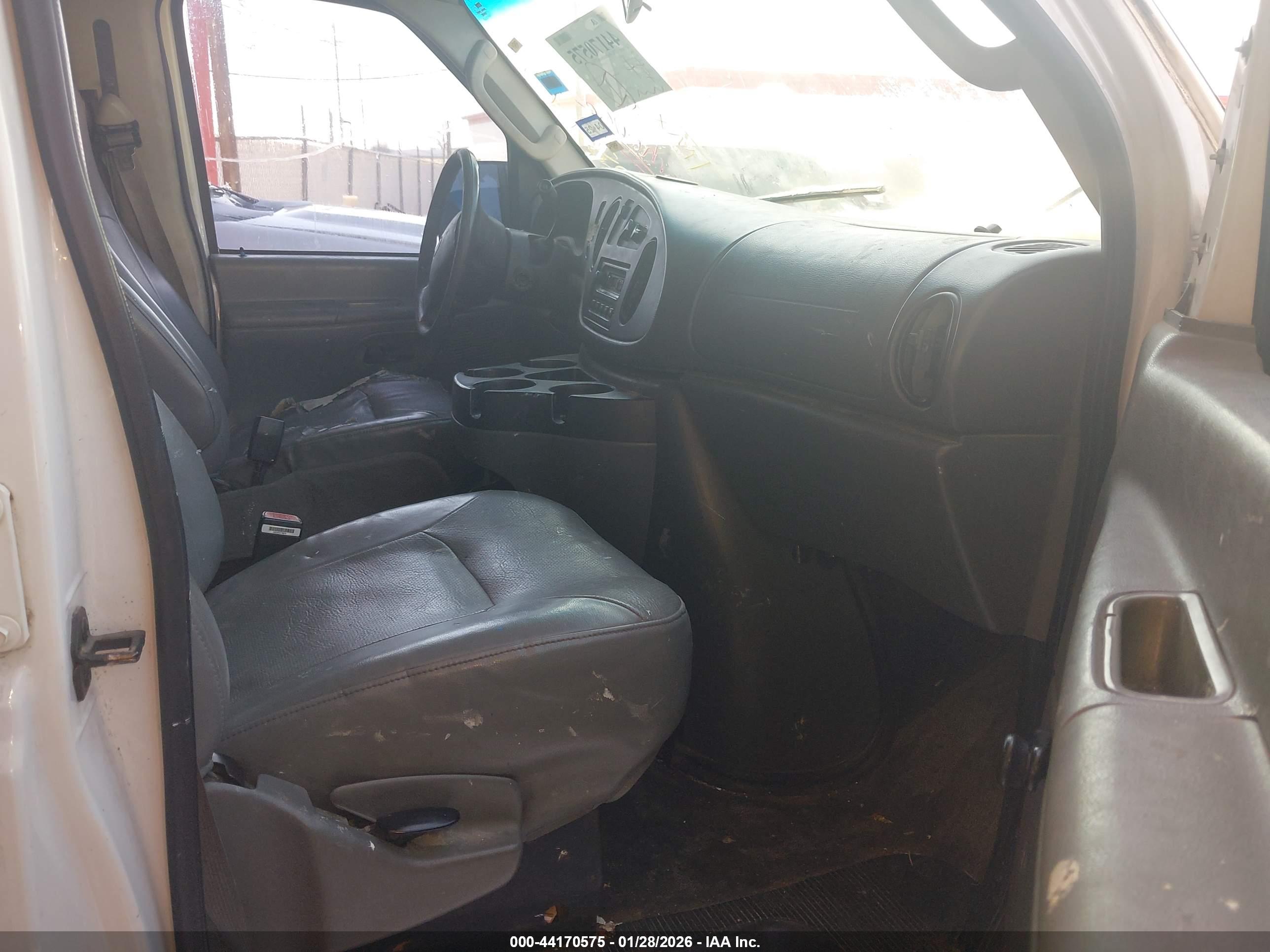 FORD E-150 image 5