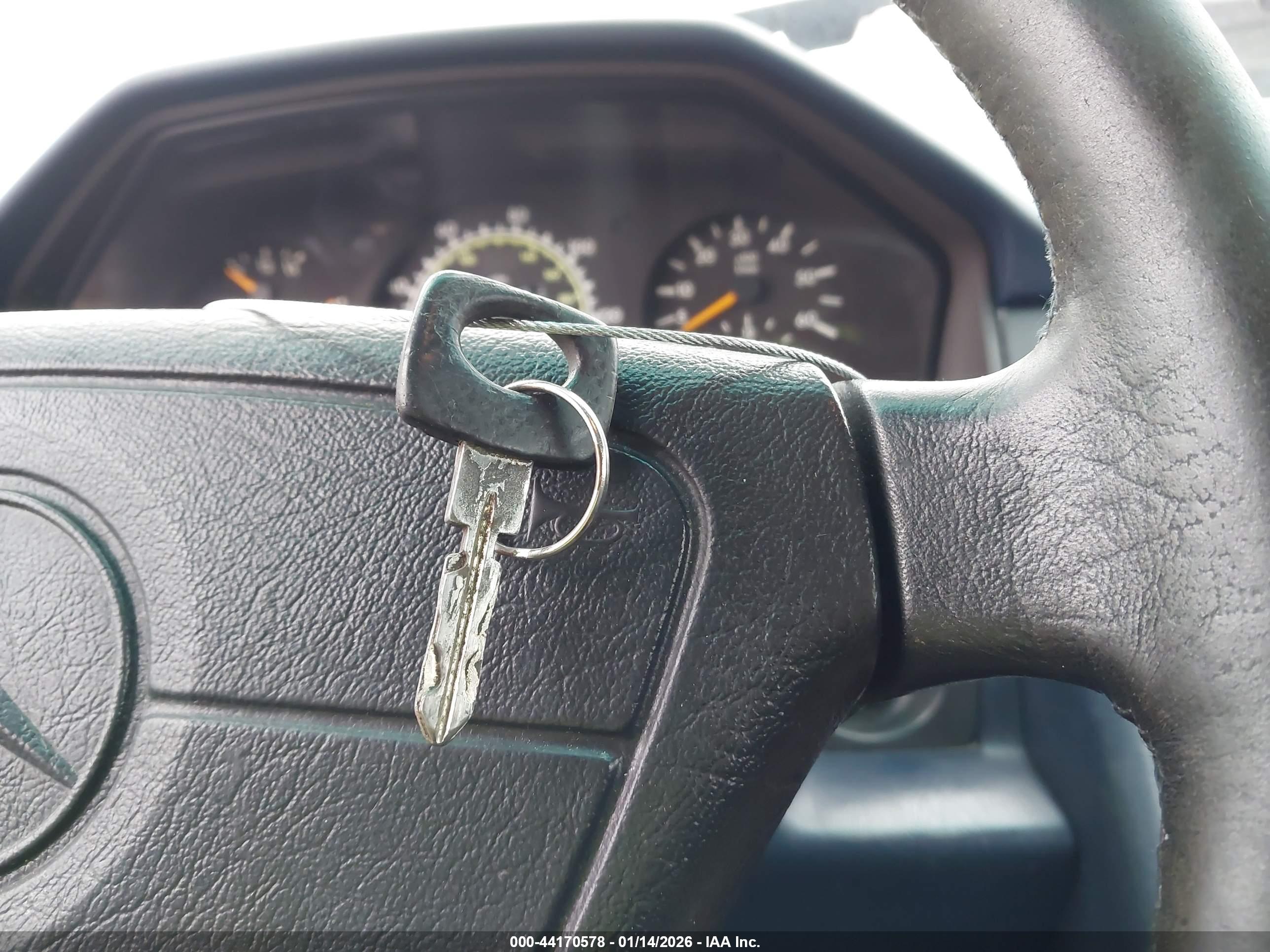 MERCEDES-BENZ E image 11