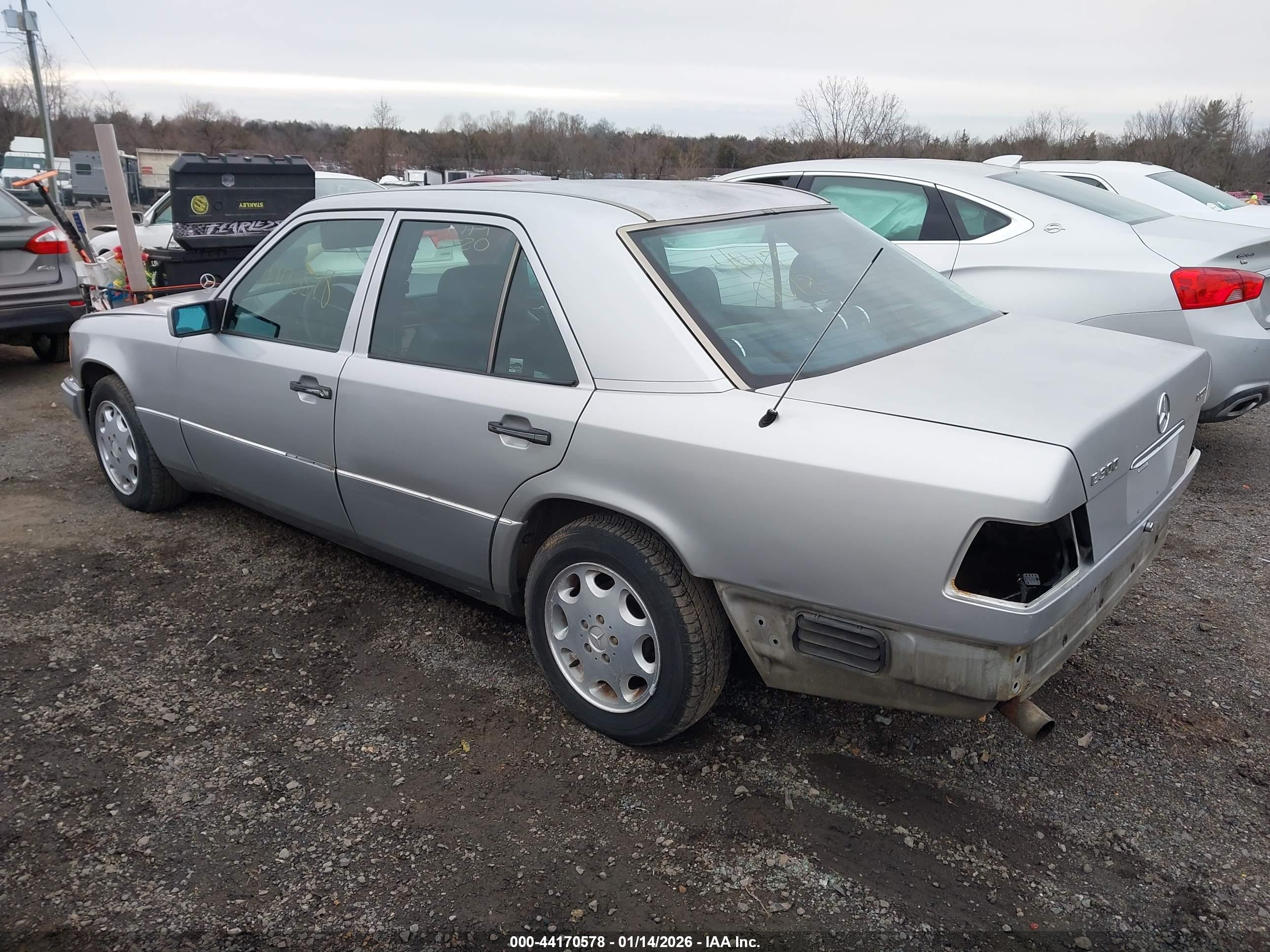 MERCEDES-BENZ E image 3