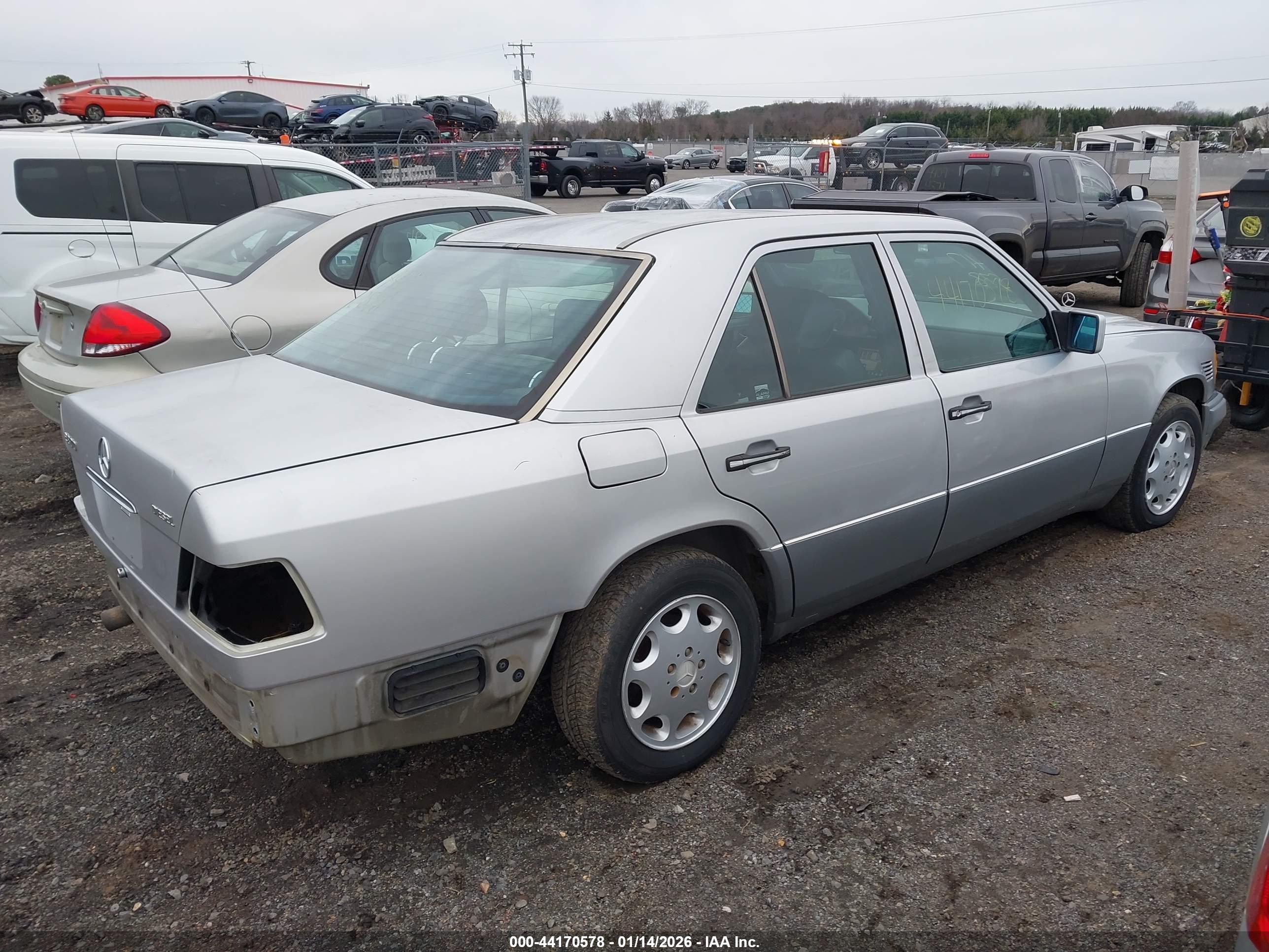 MERCEDES-BENZ E image 4