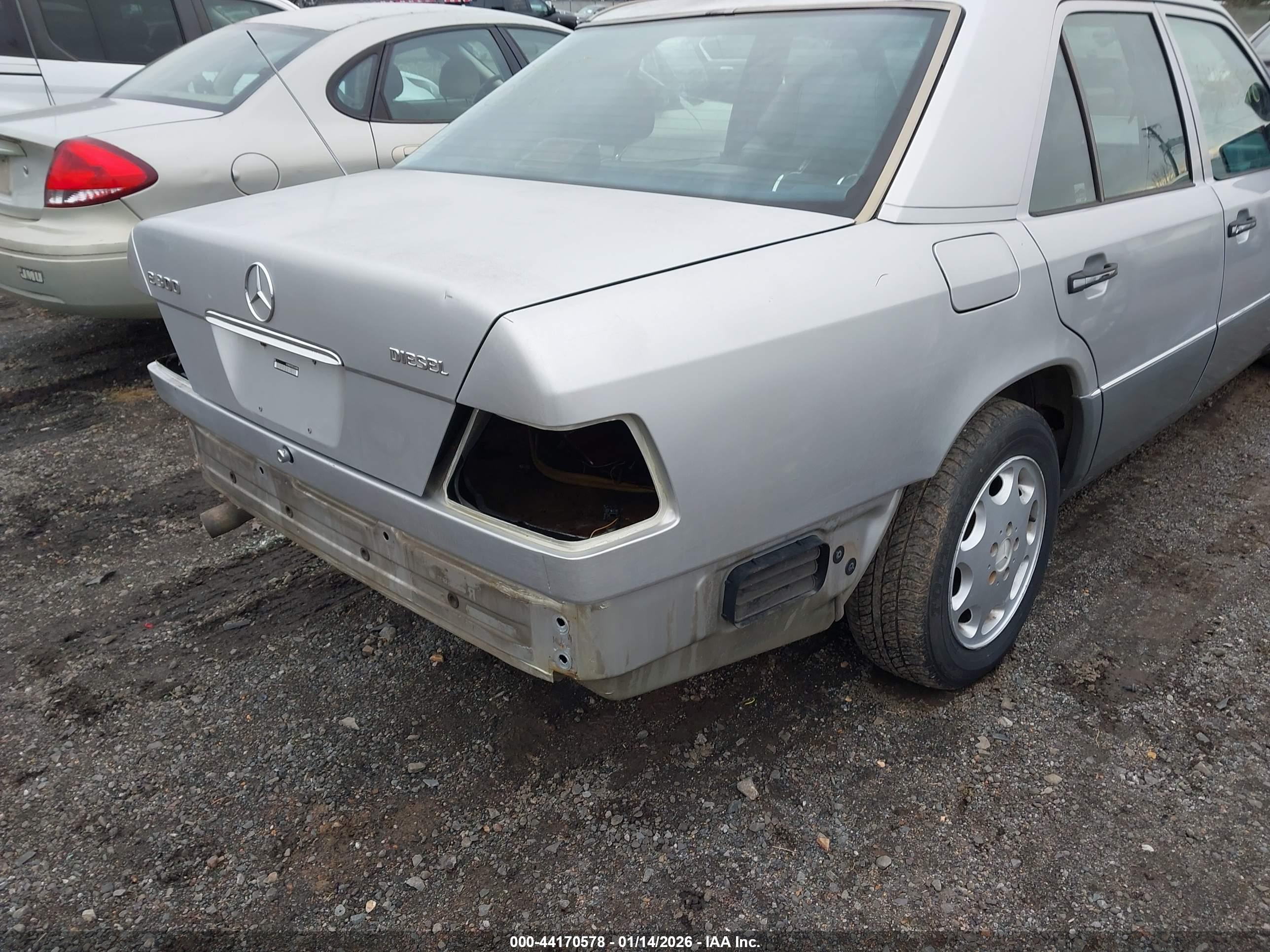 MERCEDES-BENZ E image 6