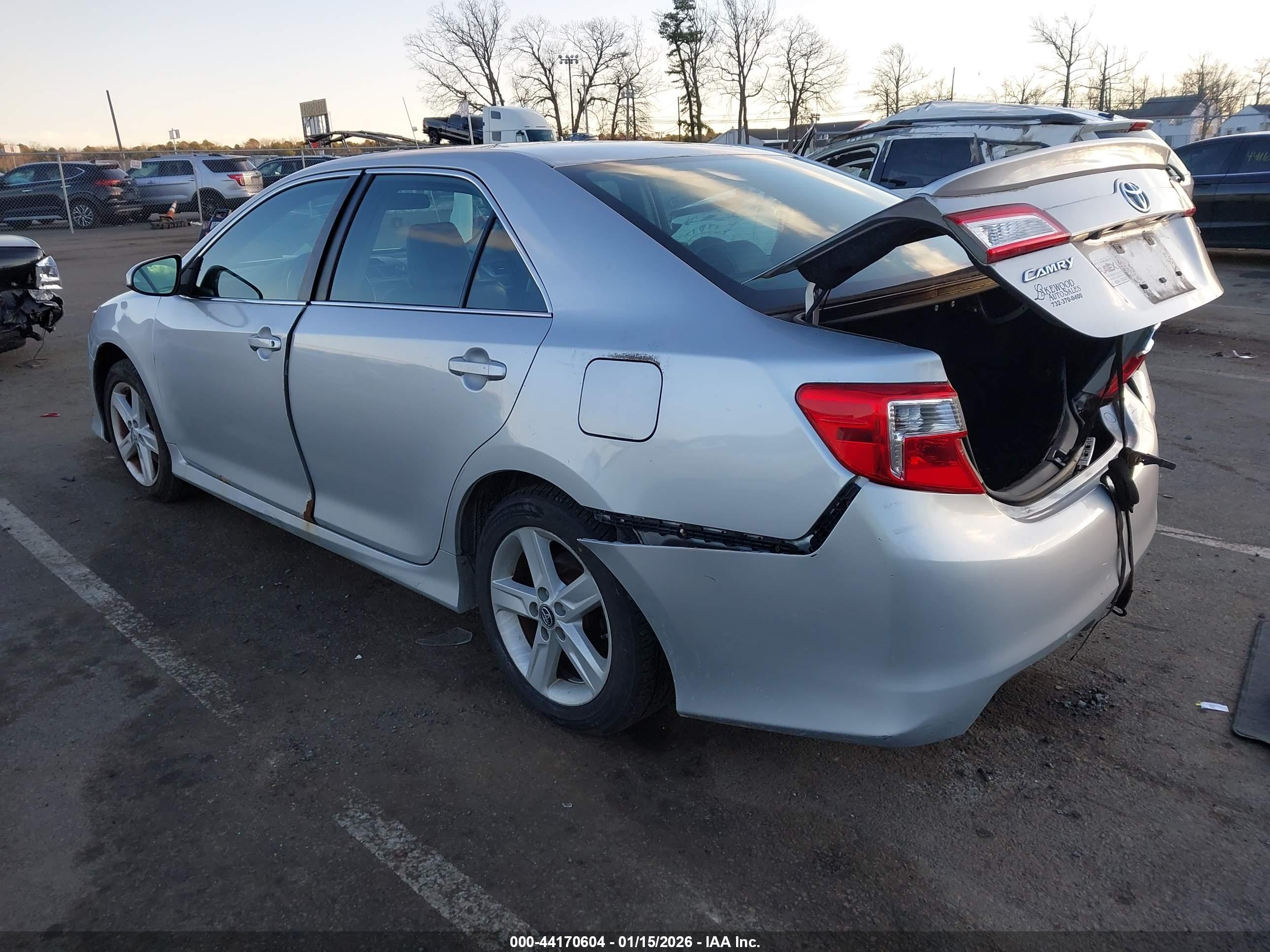 TOYOTA CAMRY image 3