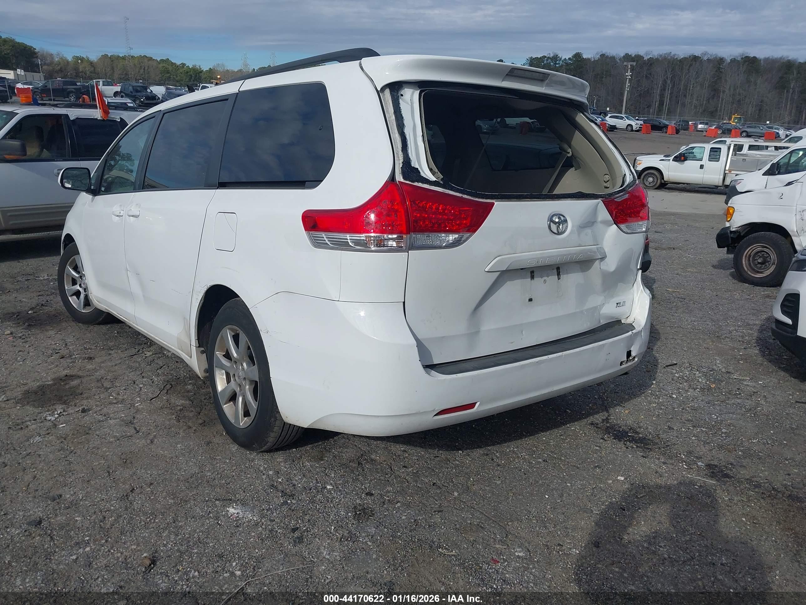 TOYOTA SIENNA image 3