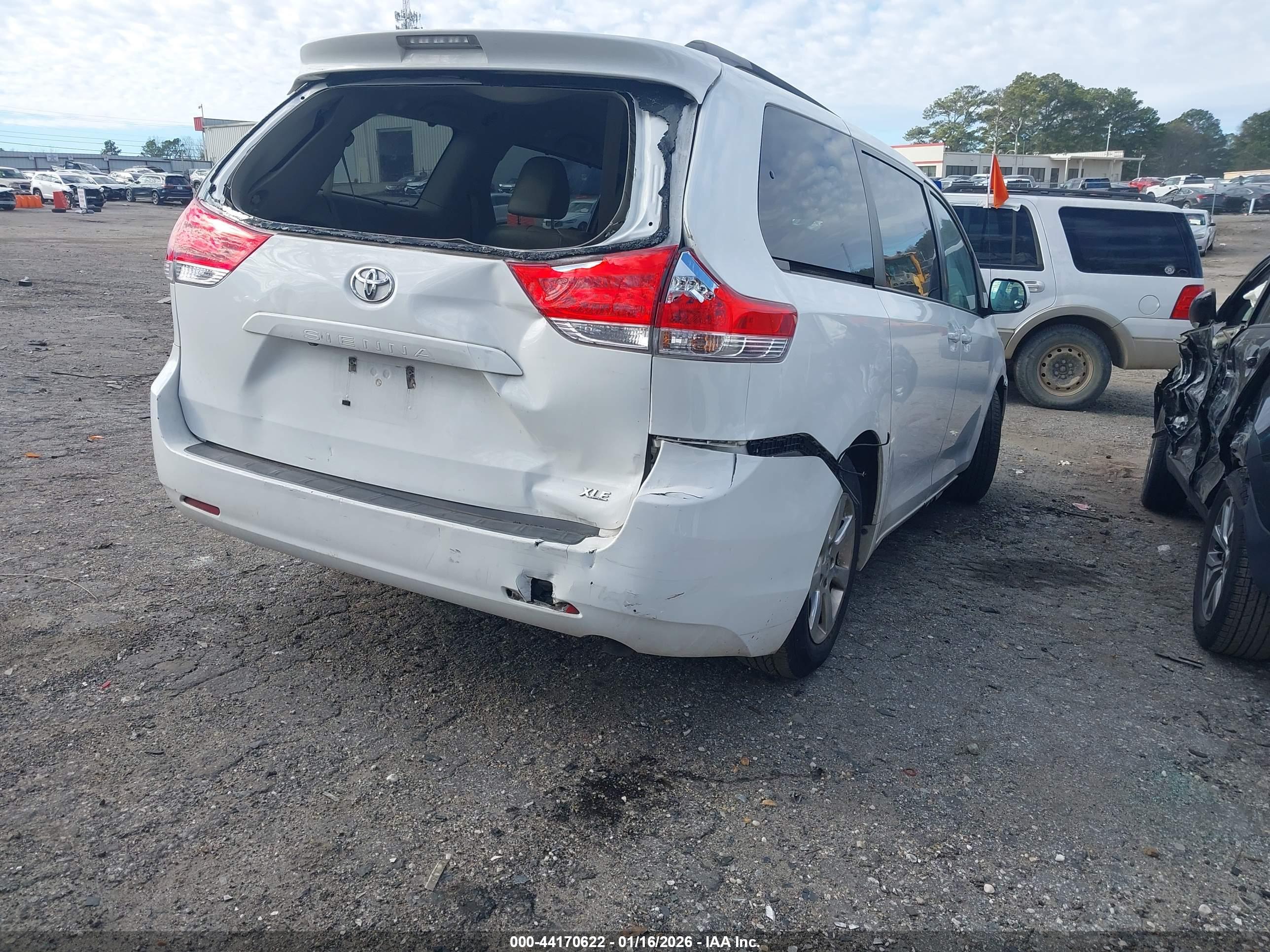 TOYOTA SIENNA image 4