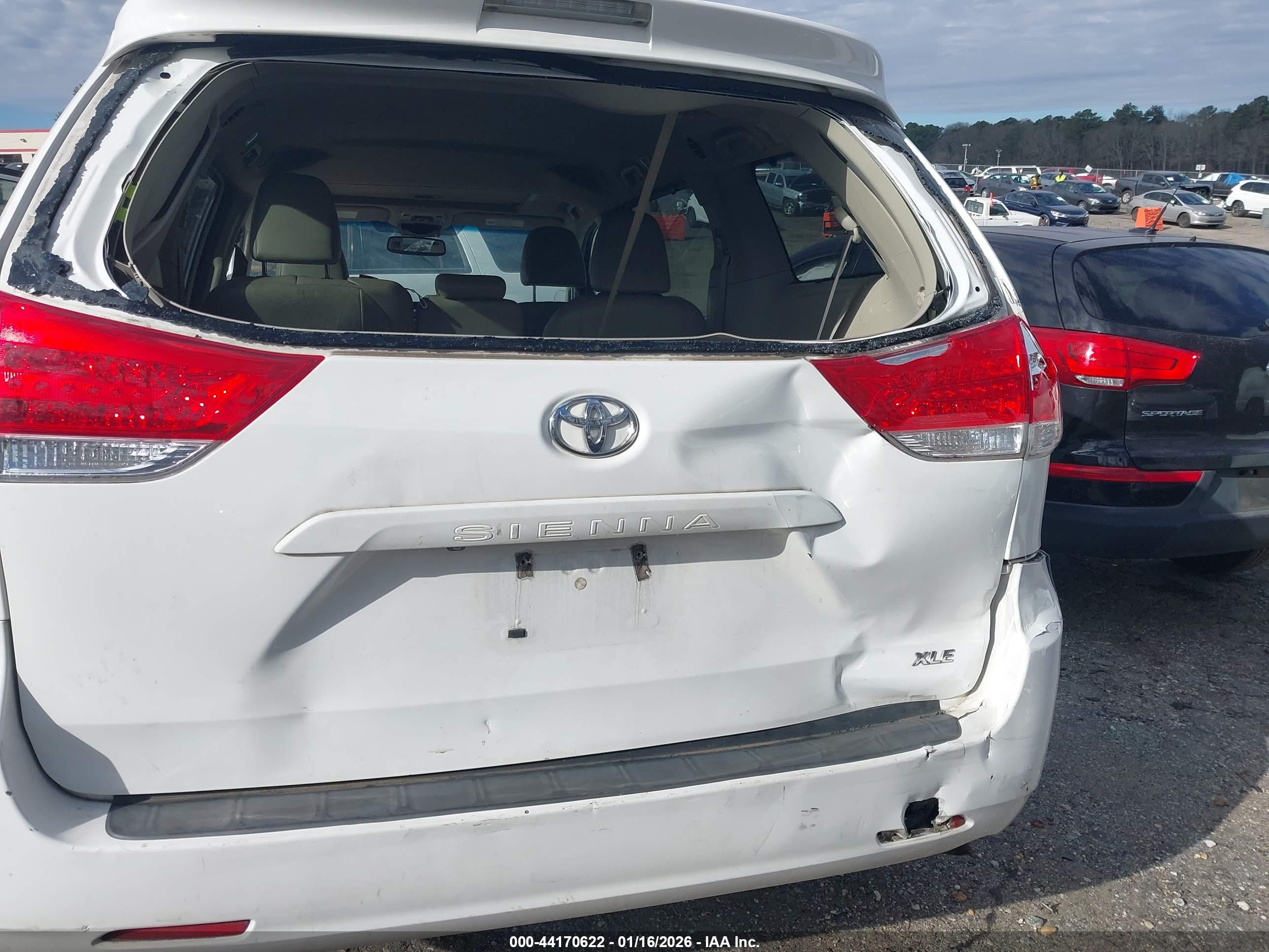 TOYOTA SIENNA image 6