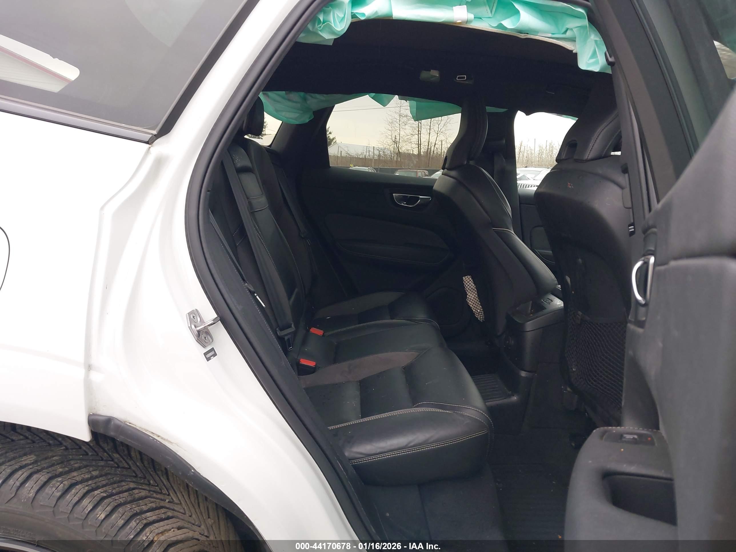 VOLVO XC60 image 8